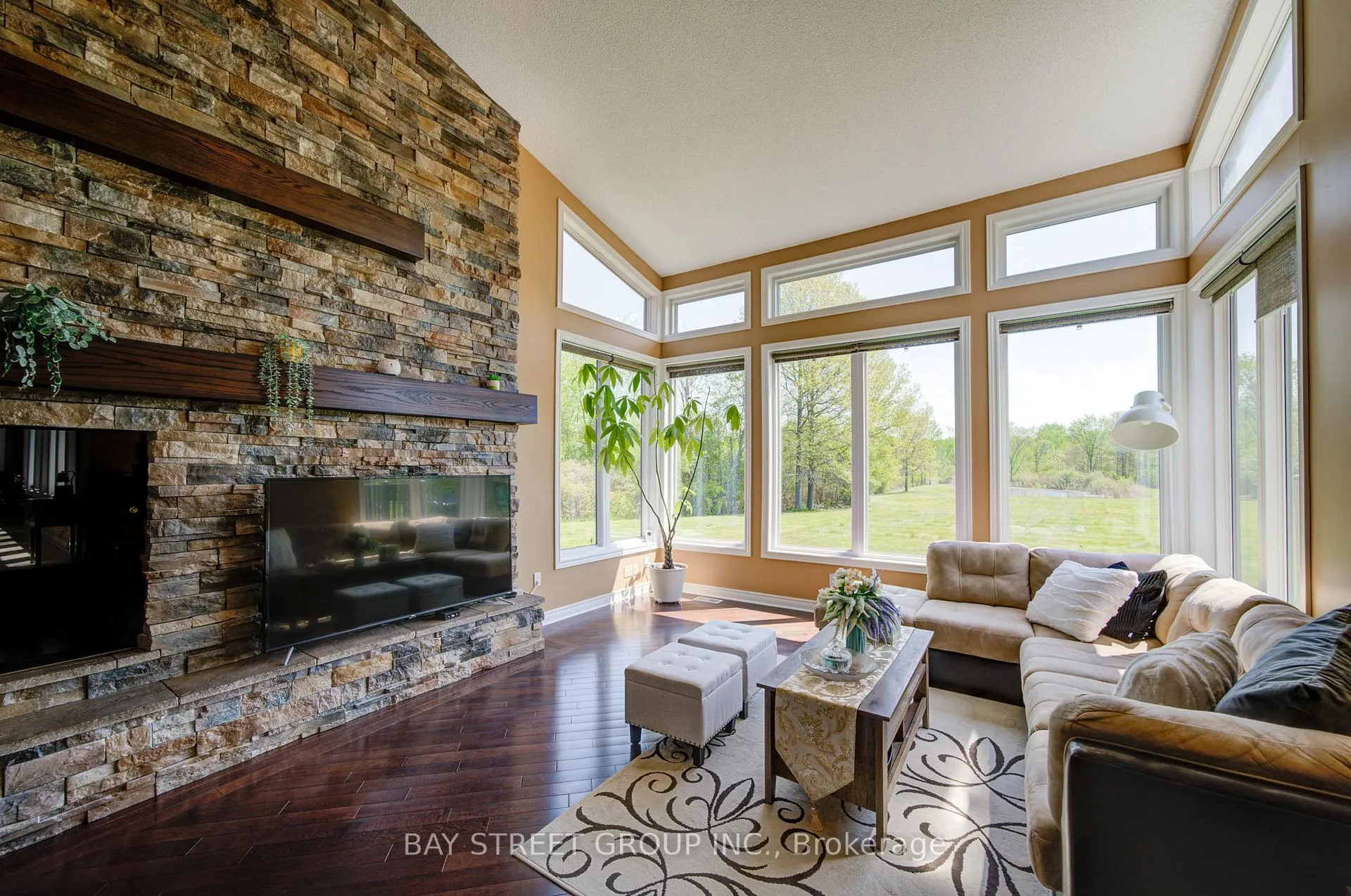 Photo 12 of 10638 Willoughby Drive, Niagara Falls, Lyons Creek — HOMEH