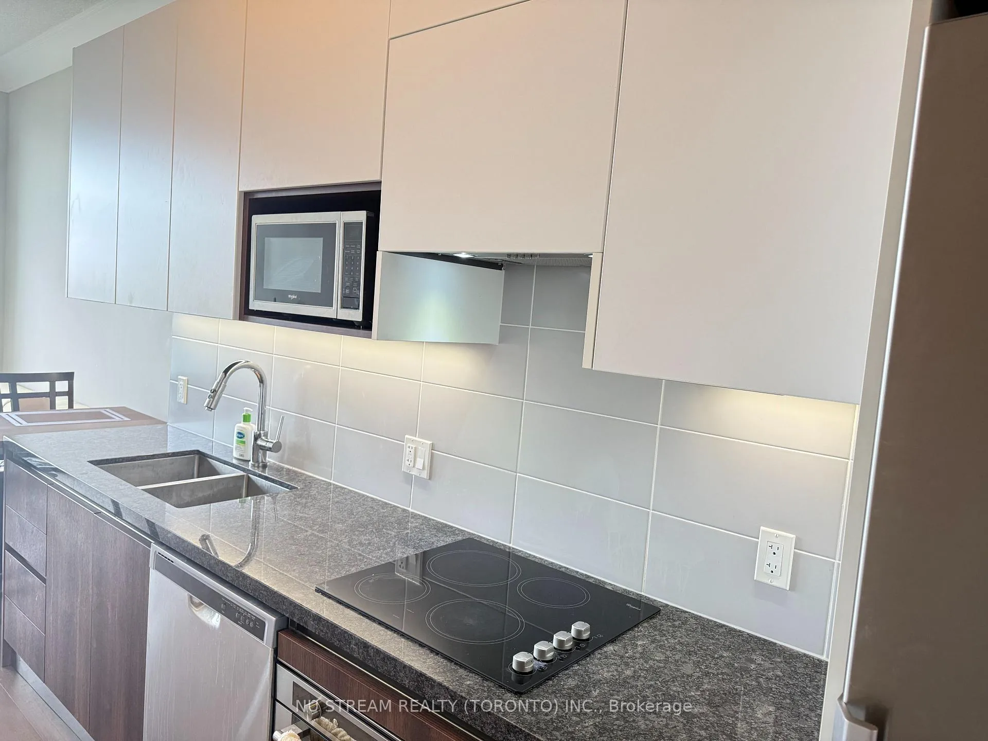 Photo 8 of Unit 1001, 15 Water Walk Drive, Markham, Unionville — HOMEH