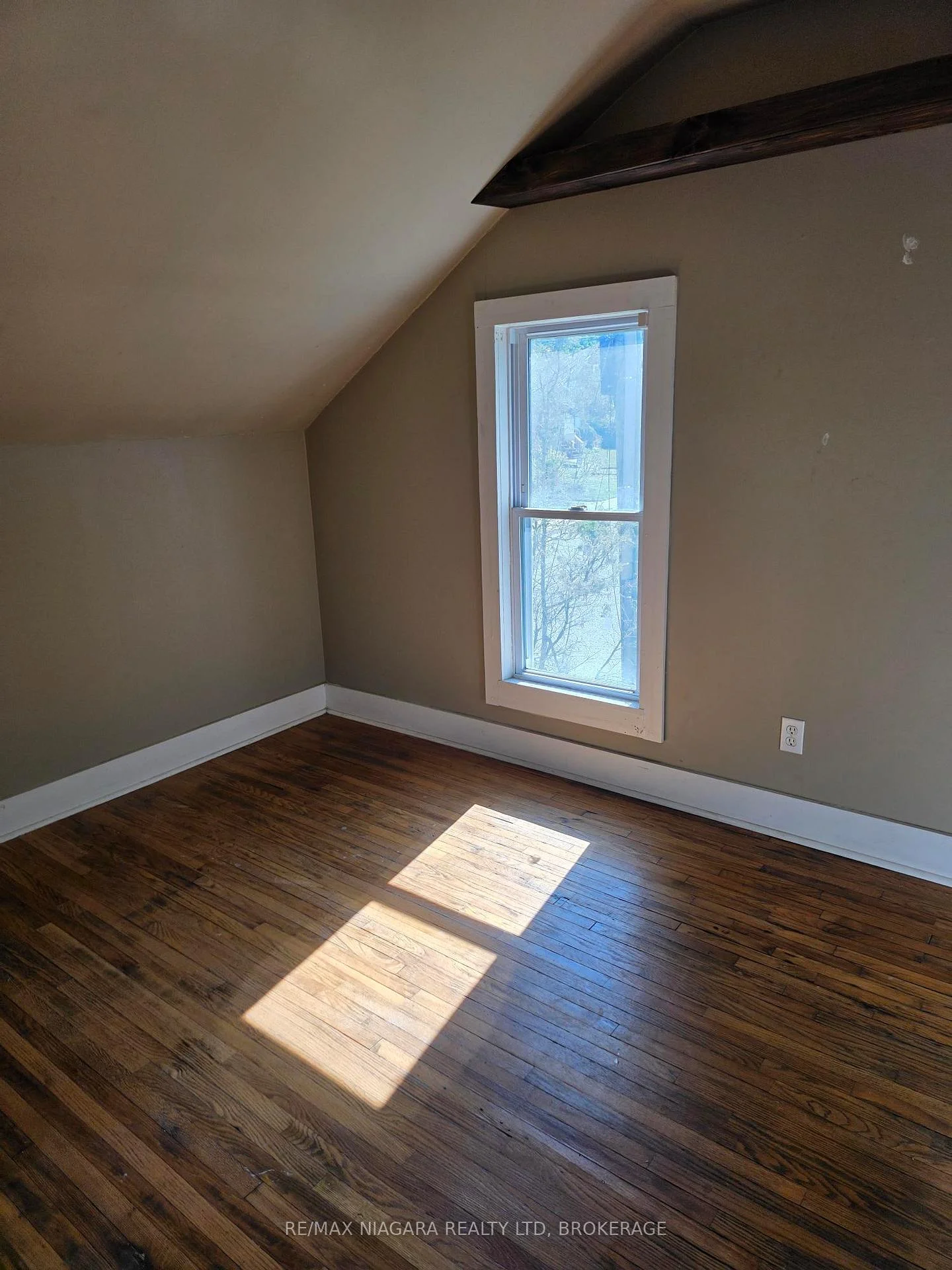 Photo 8 of 697 Niagara Boulevard, Fort Erie, Central — HOMEH