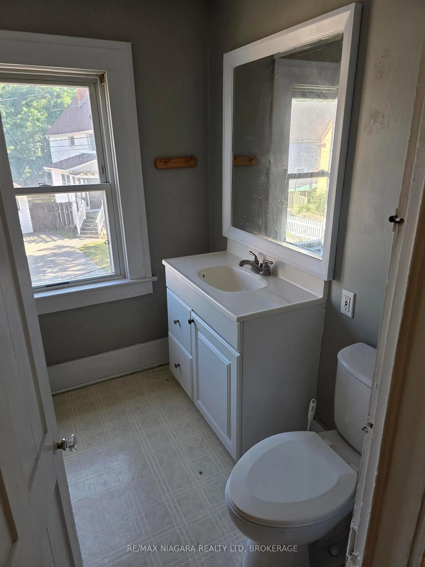 Photo 9 of 697 Niagara Boulevard, Fort Erie, Central — HOMEH