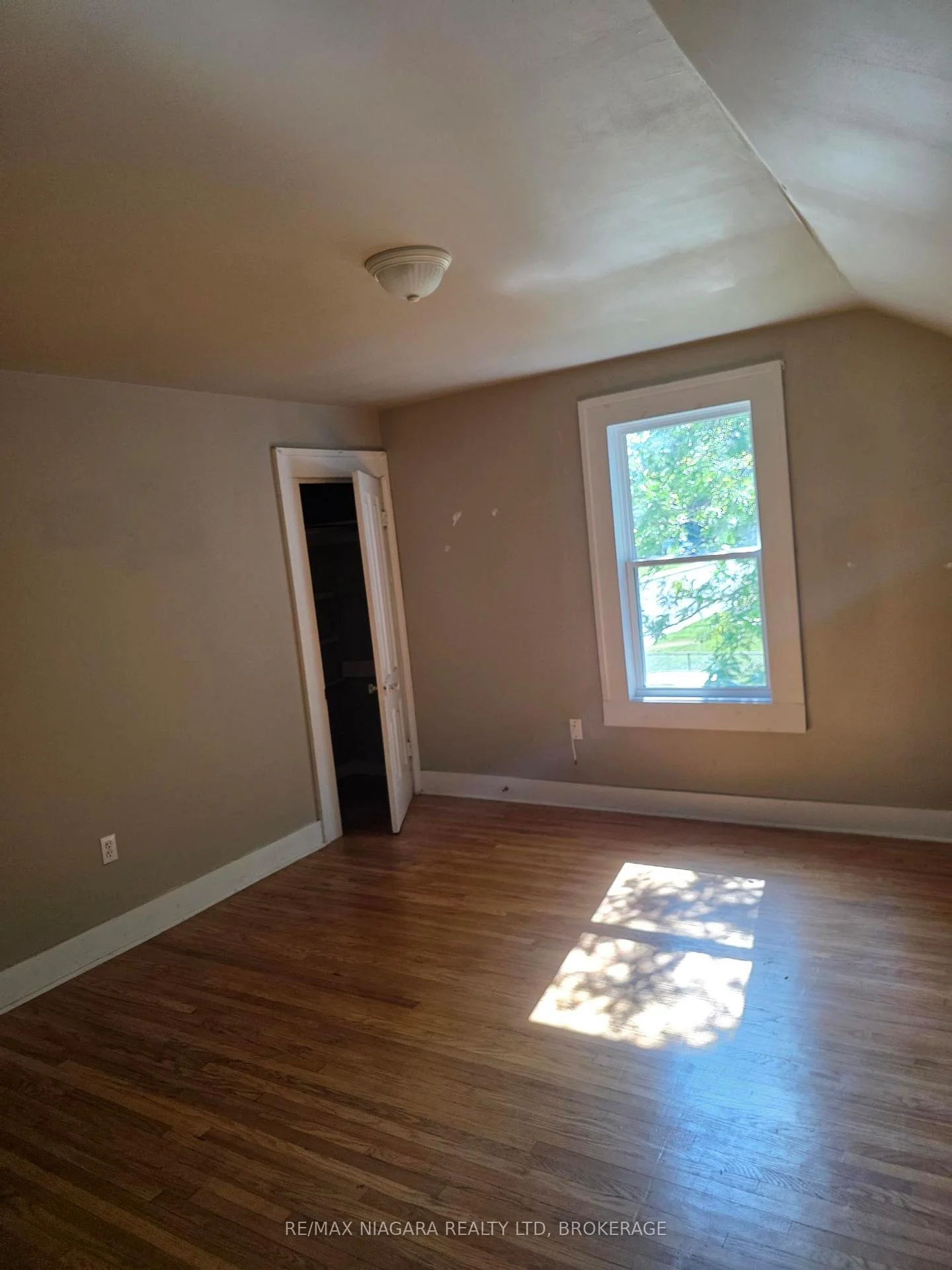 Photo 11 of 697 Niagara Boulevard, Fort Erie, Central — HOMEH