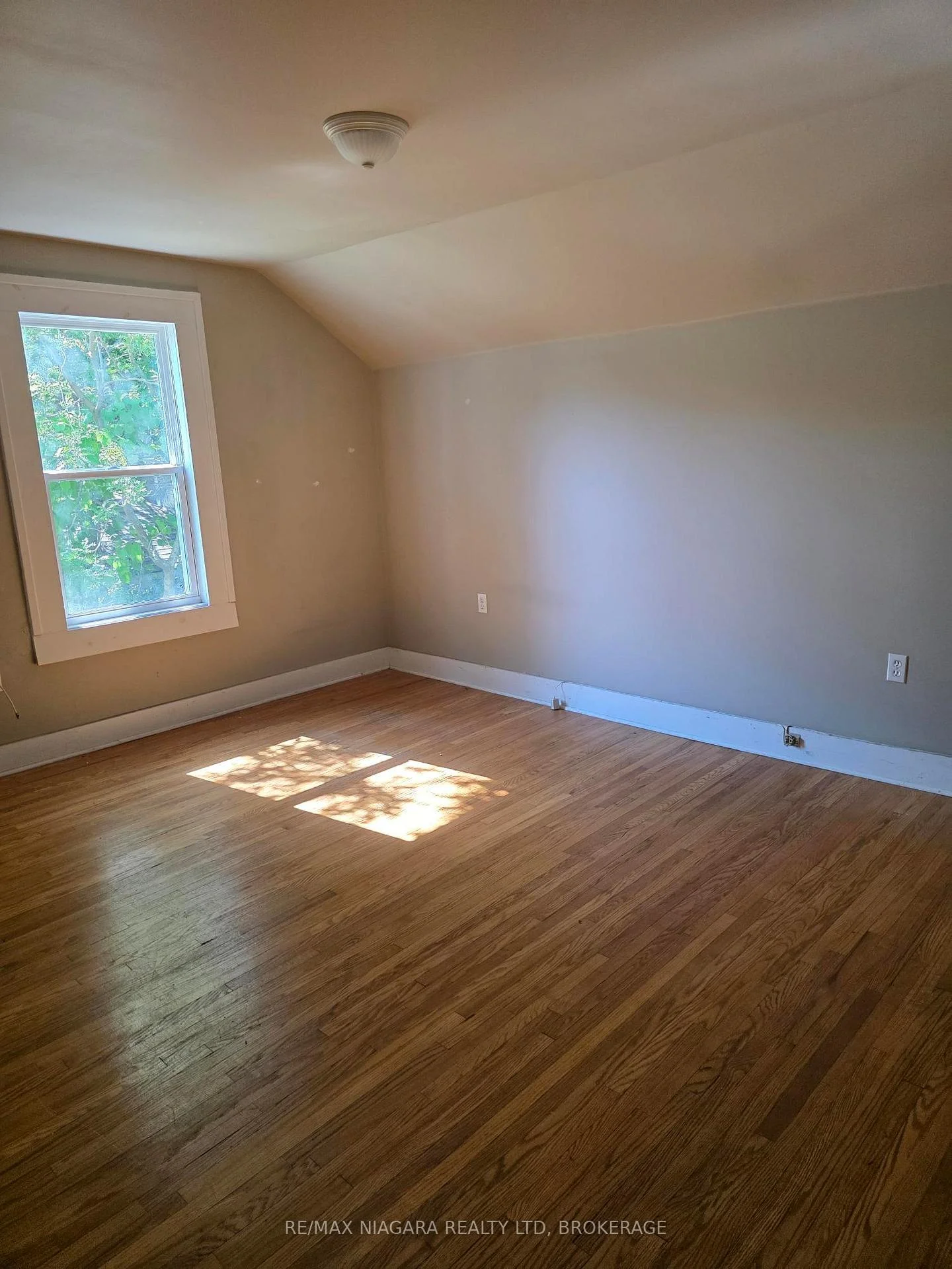 Photo 12 of 697 Niagara Boulevard, Fort Erie, Central — HOMEH