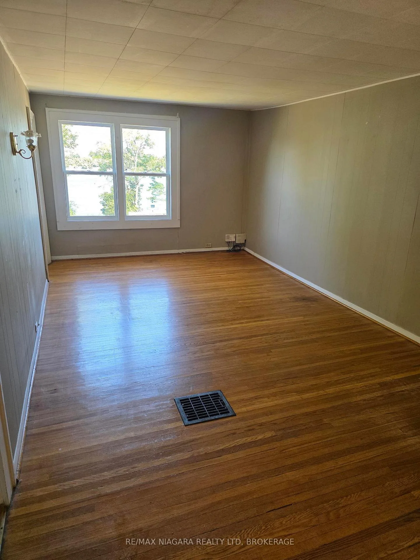 Photo 16 of 697 Niagara Boulevard, Fort Erie, Central — HOMEH
