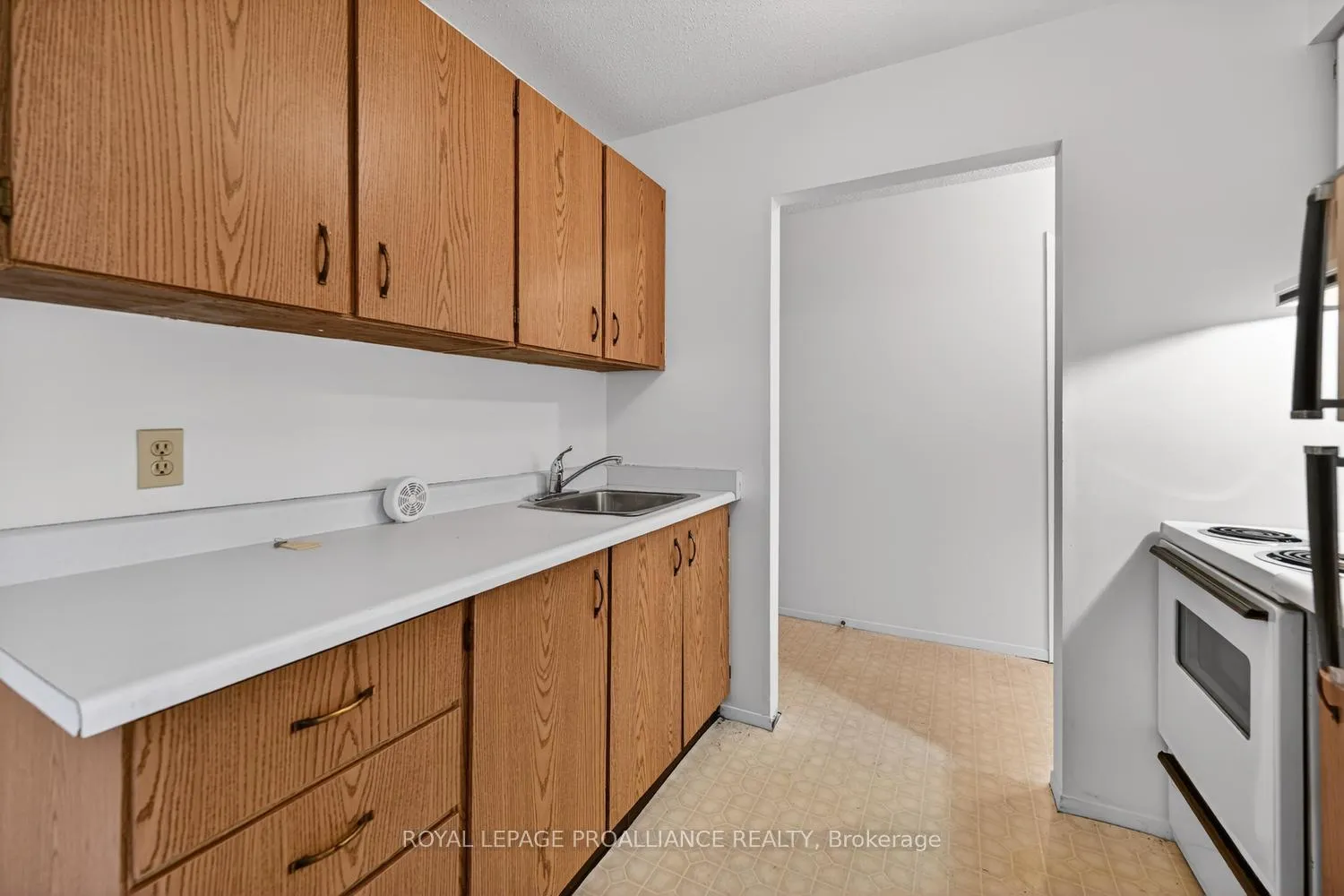 Photo 7 of Unit 2, 825 Macodrum Drive, Brockville — HOMEH