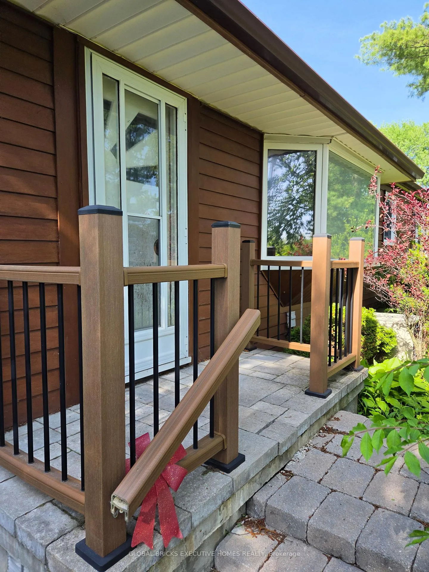 Photo 1 of 522 Woodlawn Road, Welland, N. Welland — HOMEH