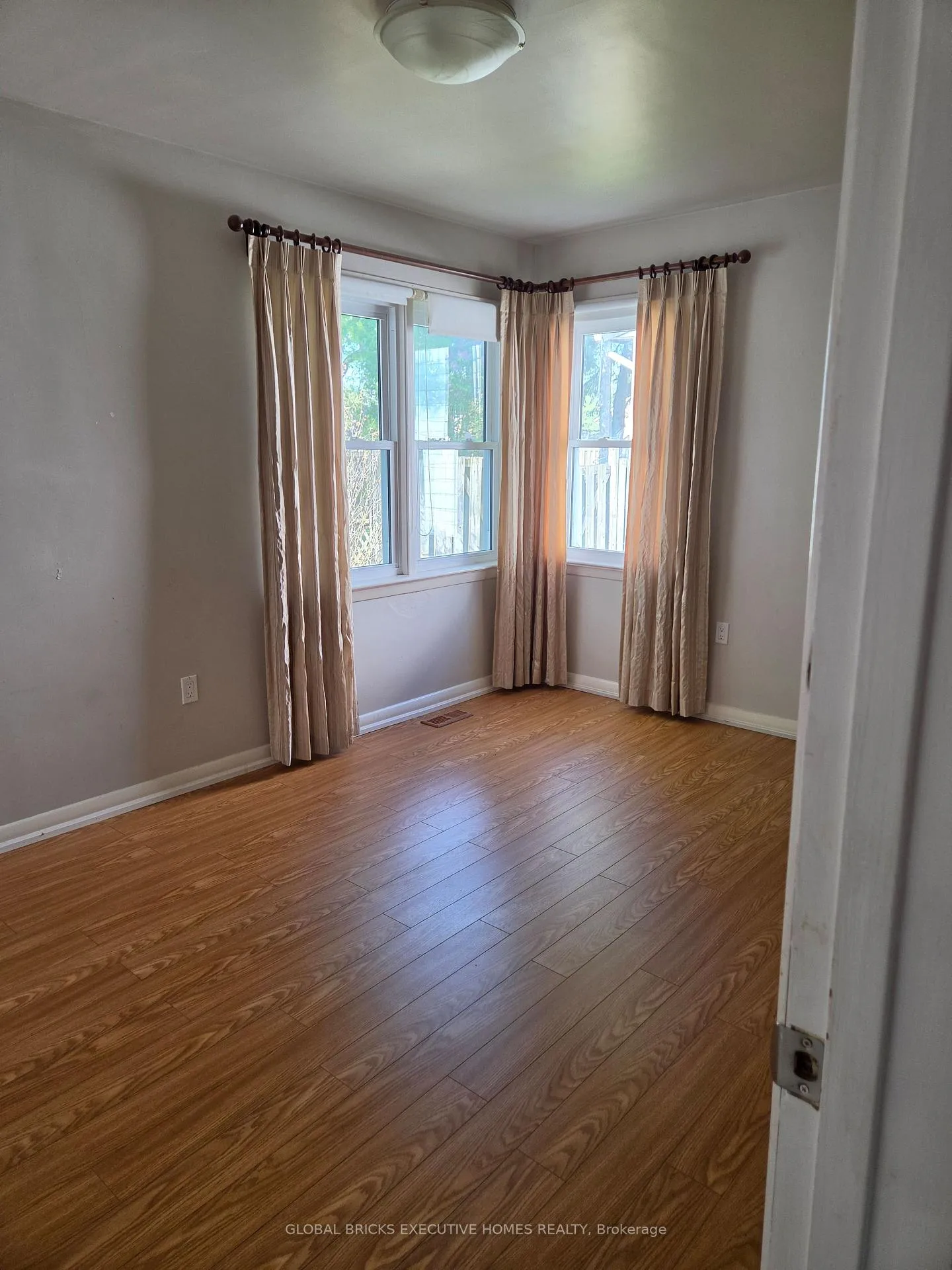 Photo 5 of 522 Woodlawn Road, Welland, N. Welland — HOMEH