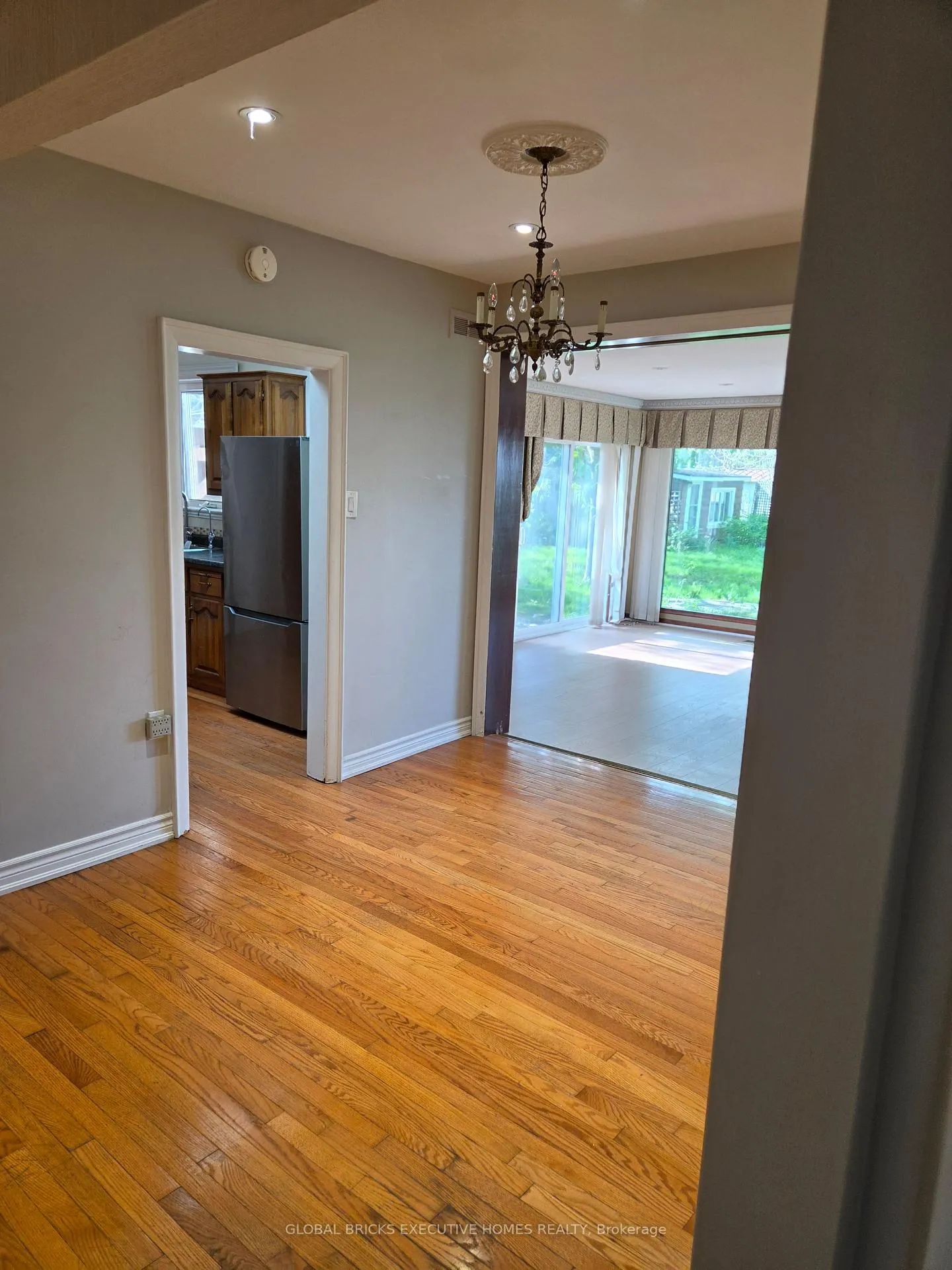 Photo 9 of 522 Woodlawn Road, Welland, N. Welland — HOMEH