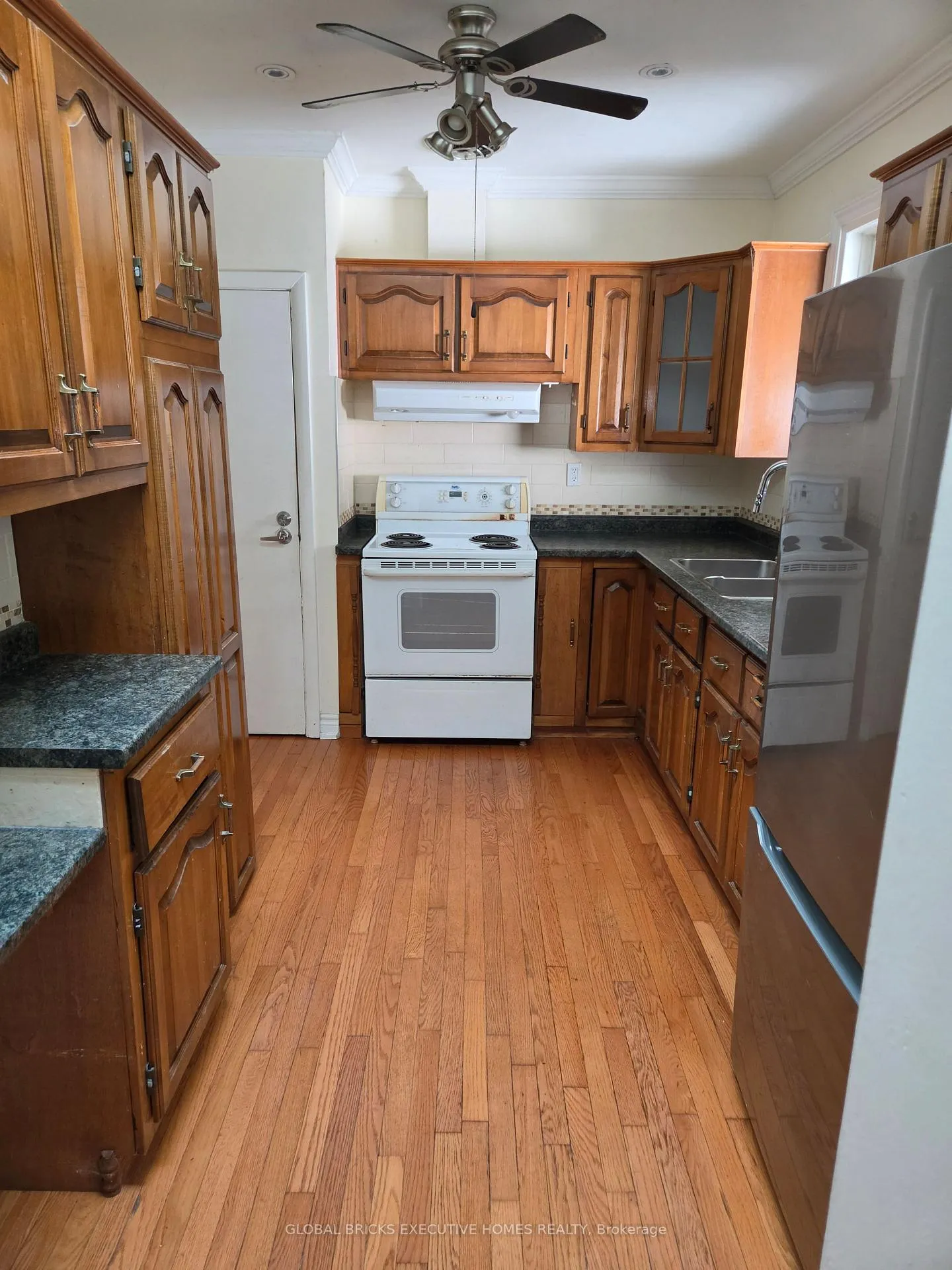 Photo 10 of 522 Woodlawn Road, Welland, N. Welland — HOMEH
