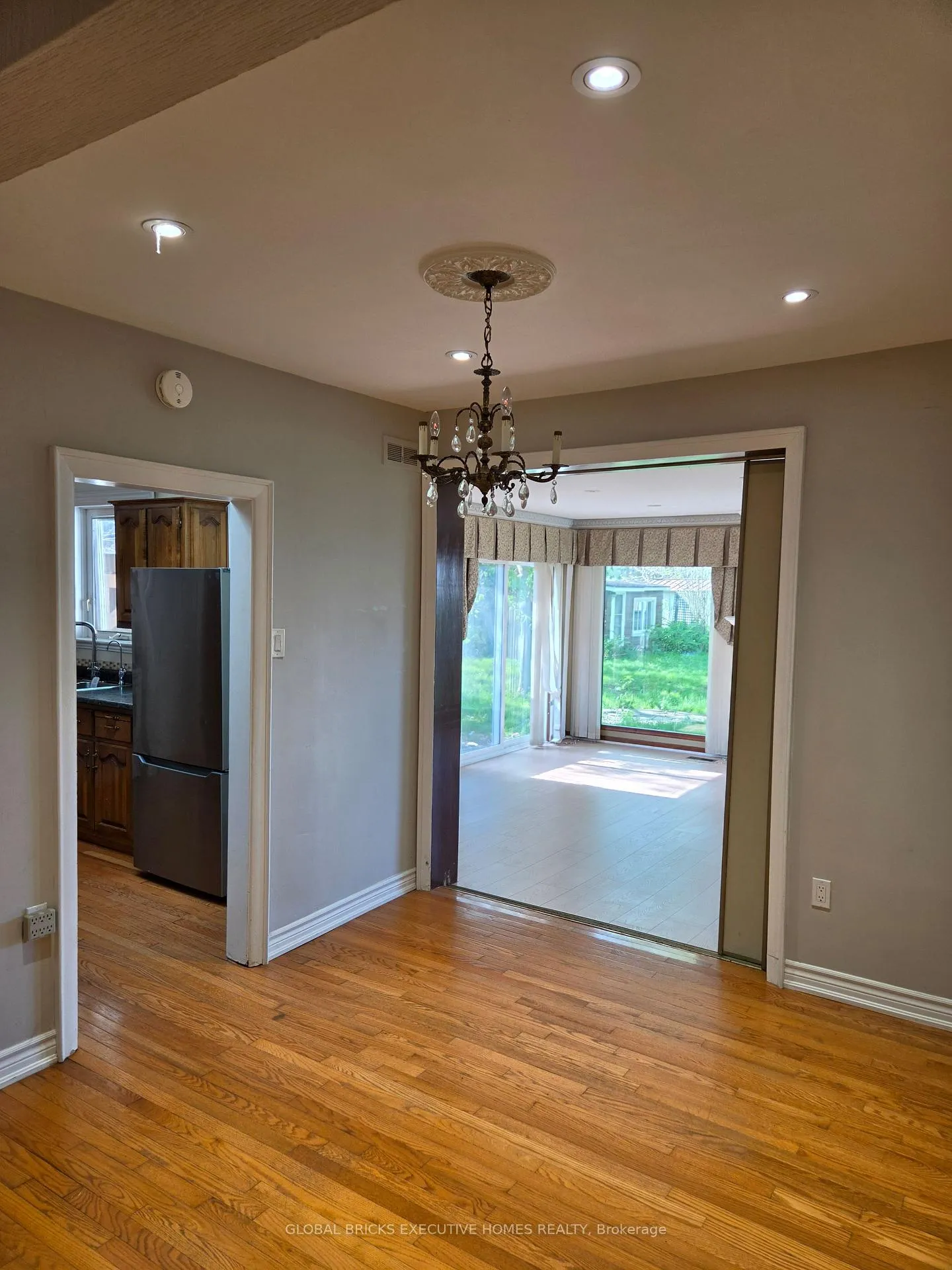 Photo 11 of 522 Woodlawn Road, Welland, N. Welland — HOMEH