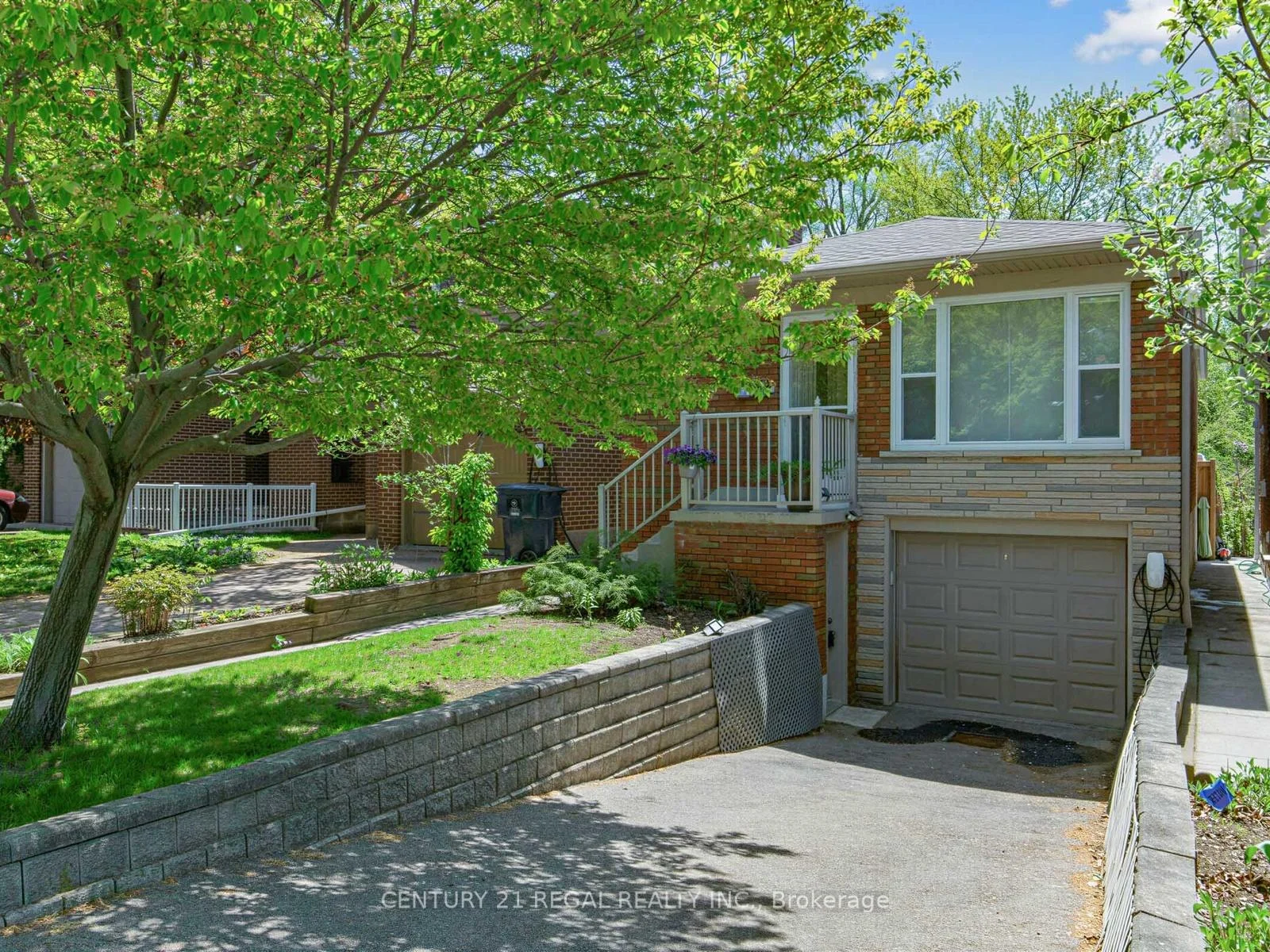 Photo 3 of 9 Craiglee Drive, Scarborough, Birchcliffe-Cliffside — HOMEH