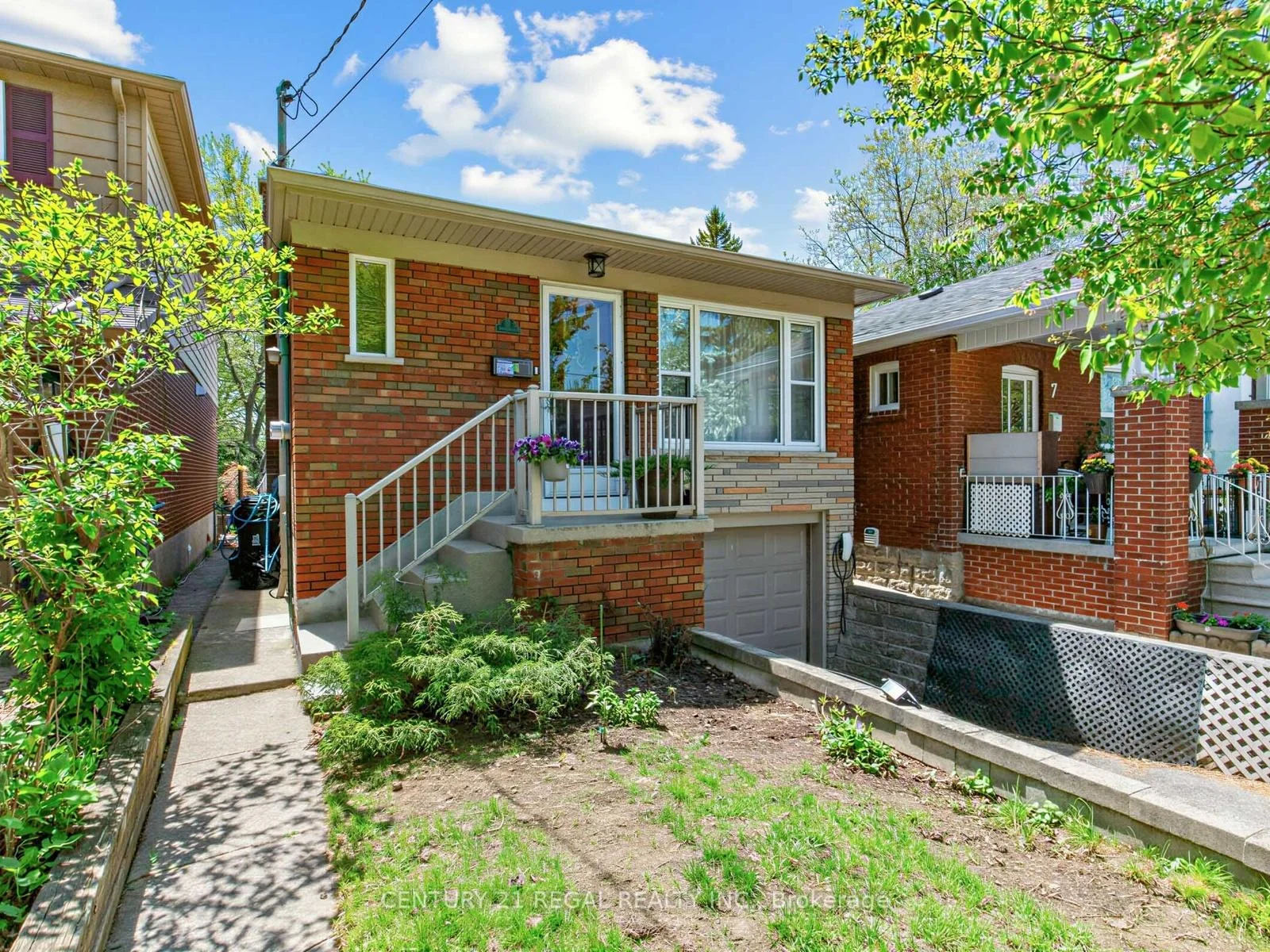 Photo 4 of 9 Craiglee Drive, Scarborough, Birchcliffe-Cliffside — HOMEH