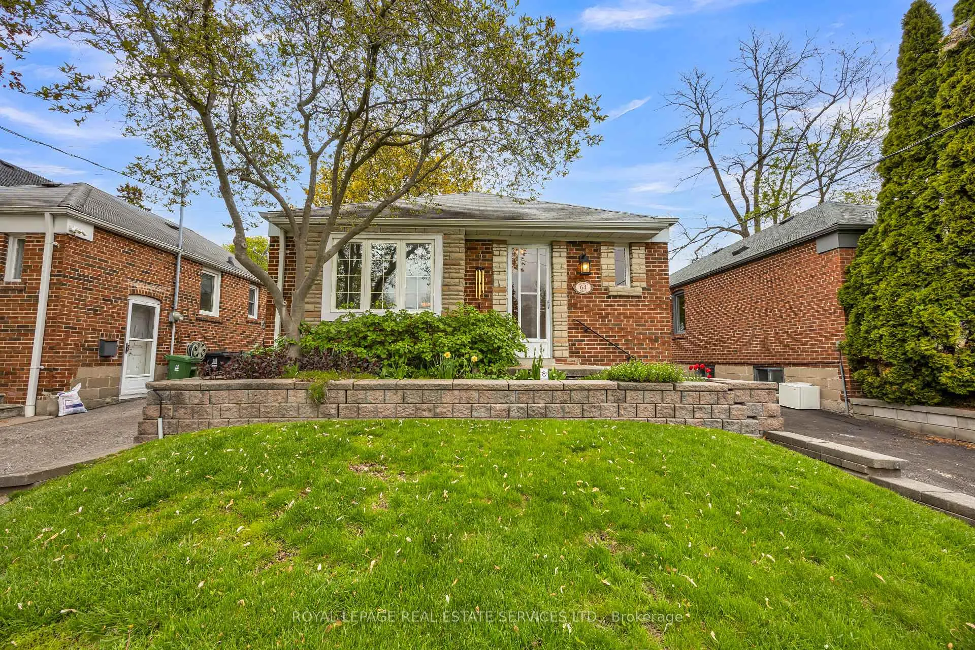 Photo 2 of 64 Nesbitt Drive, Toronto, Leaside — HOMEH