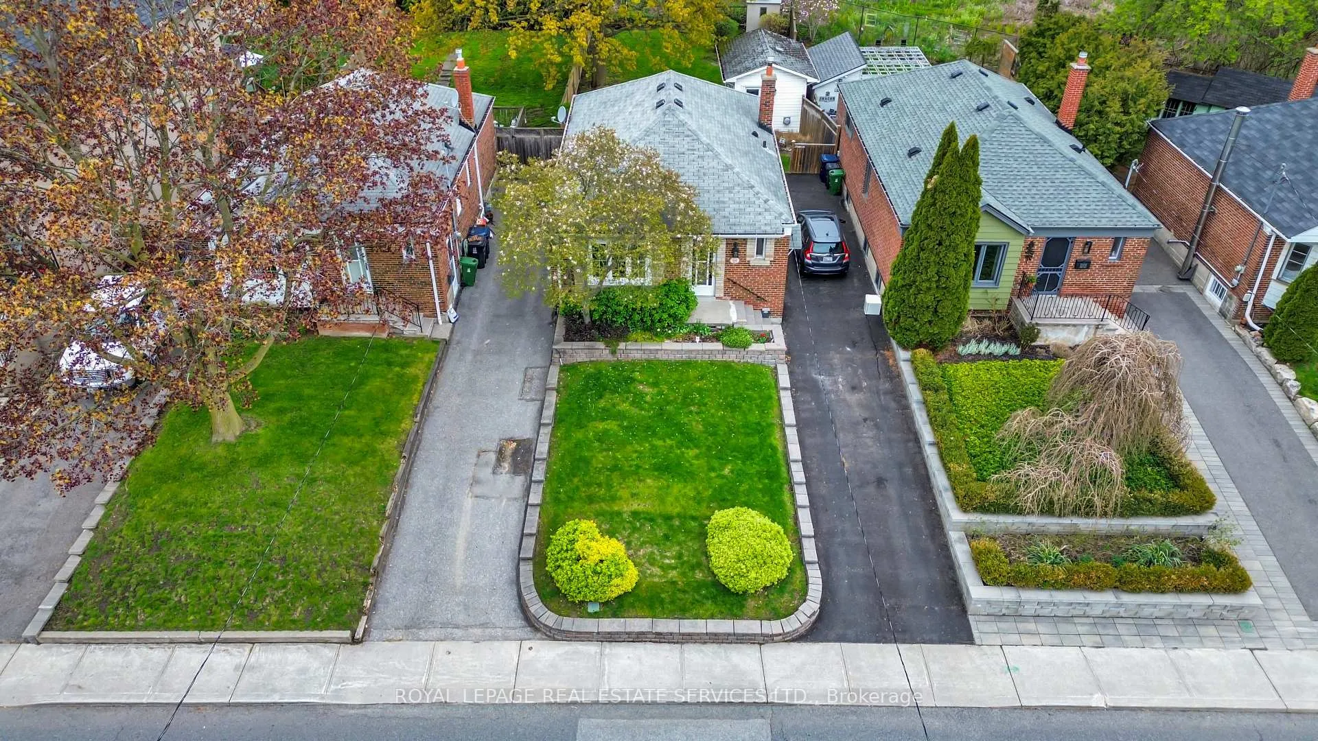 Photo 4 of 64 Nesbitt Drive, Toronto, Leaside — HOMEH