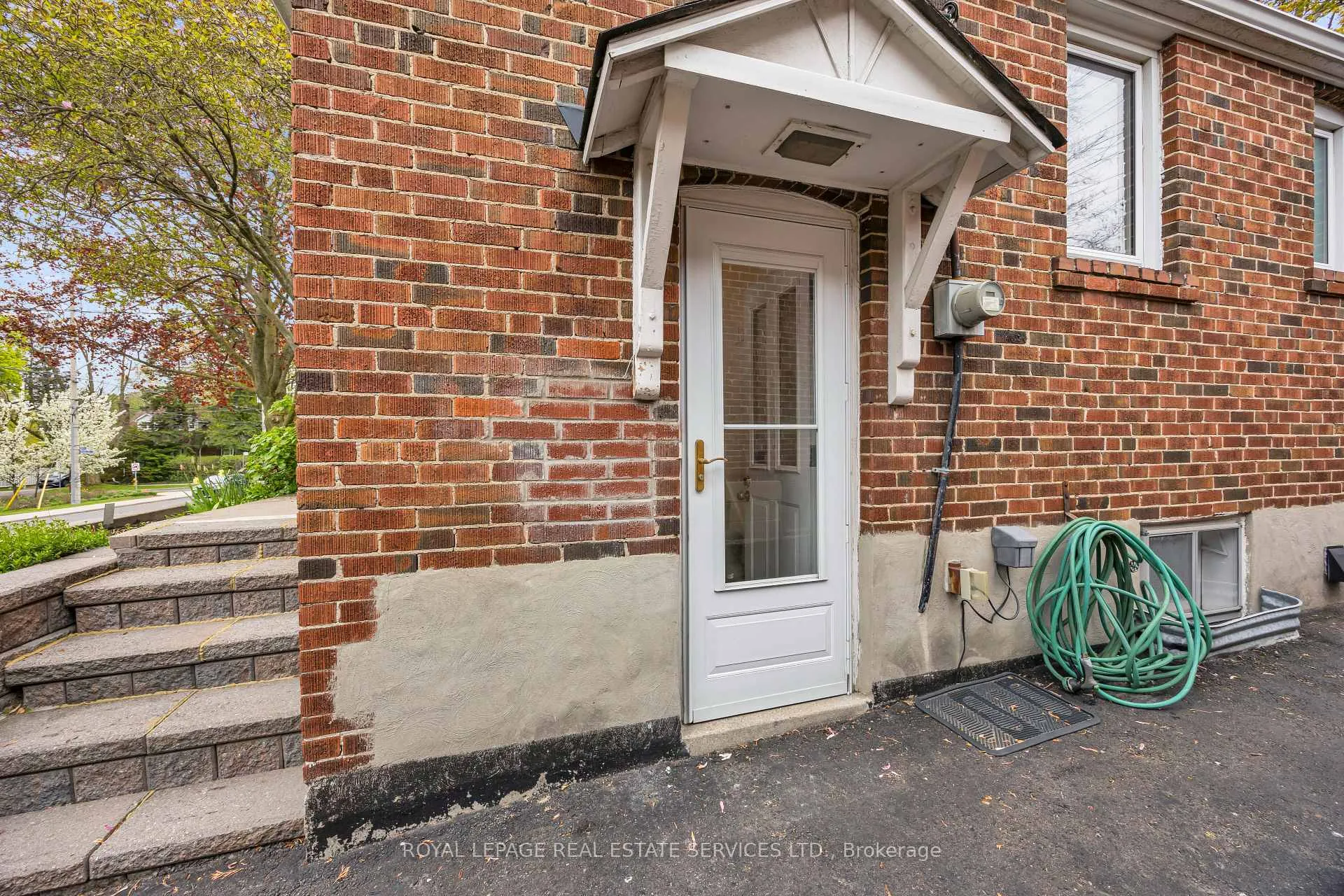 Photo 5 of 64 Nesbitt Drive, Toronto, Leaside — HOMEH