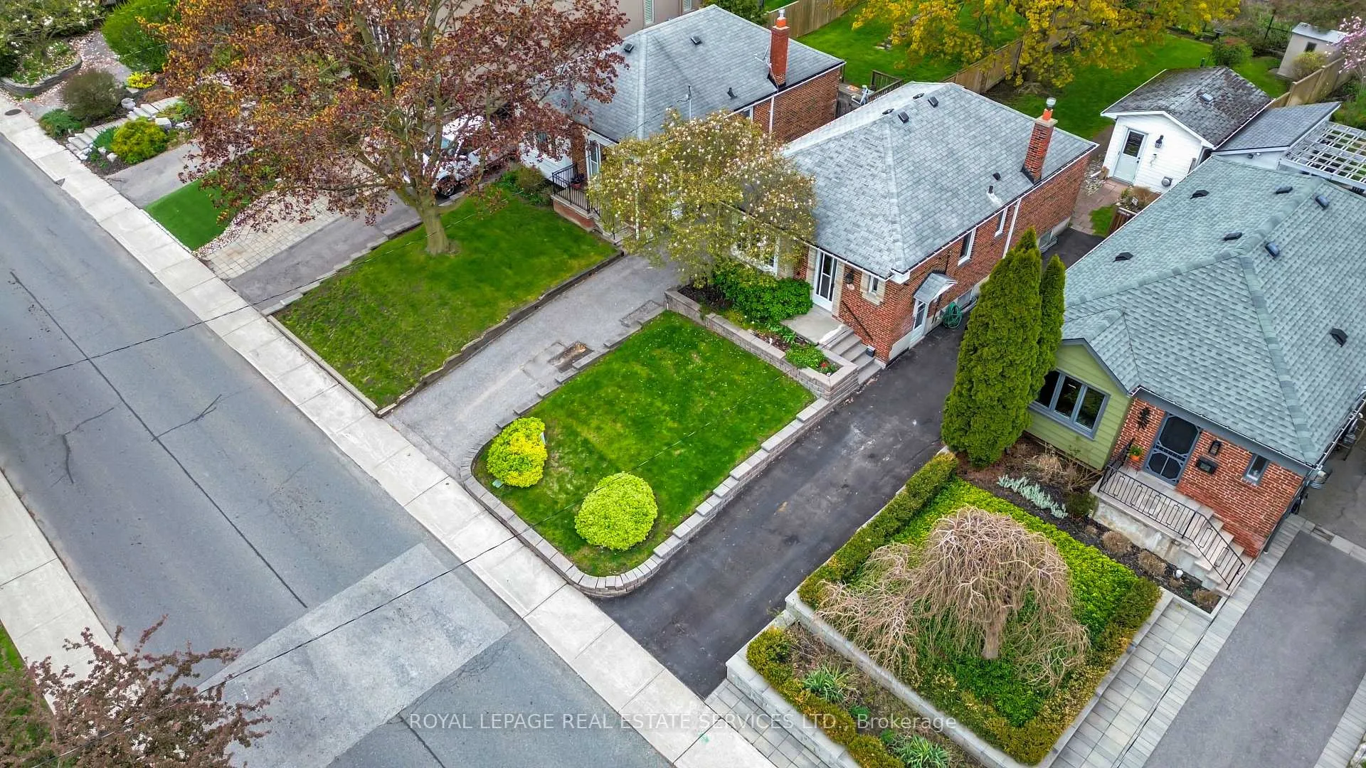 Photo 8 of 64 Nesbitt Drive, Toronto, Leaside — HOMEH