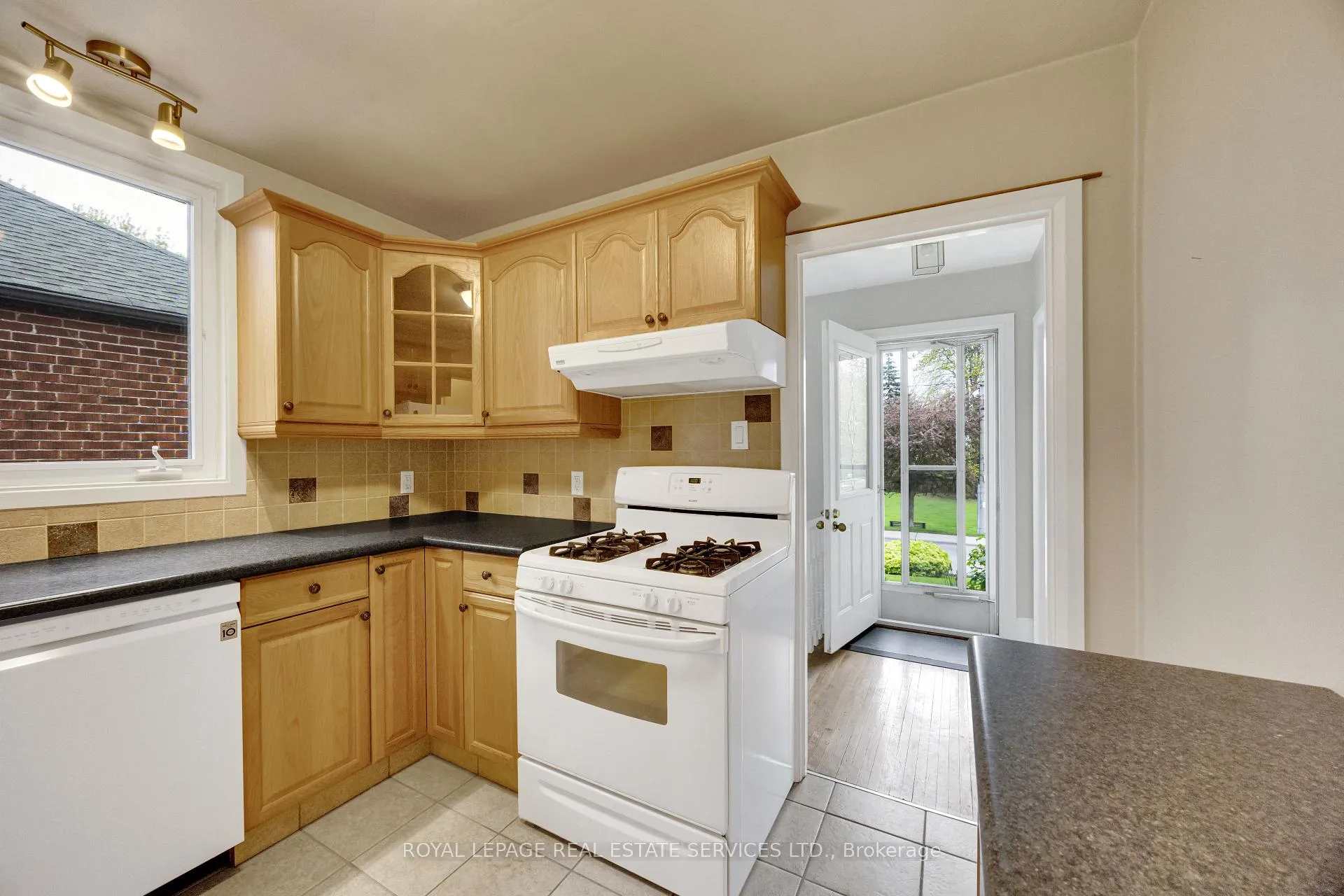 Photo 16 of 64 Nesbitt Drive, Toronto, Leaside — HOMEH