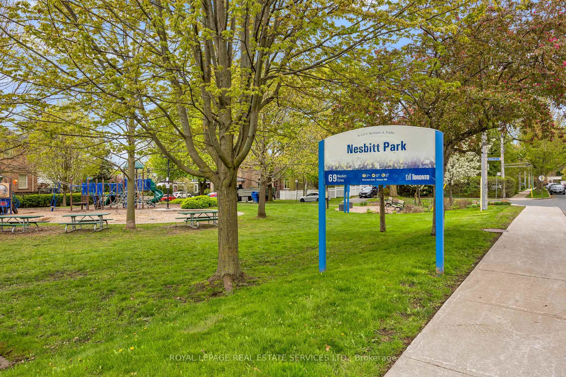 Photo 3 of 64 Nesbitt Drive, Toronto, Leaside — HOMEH