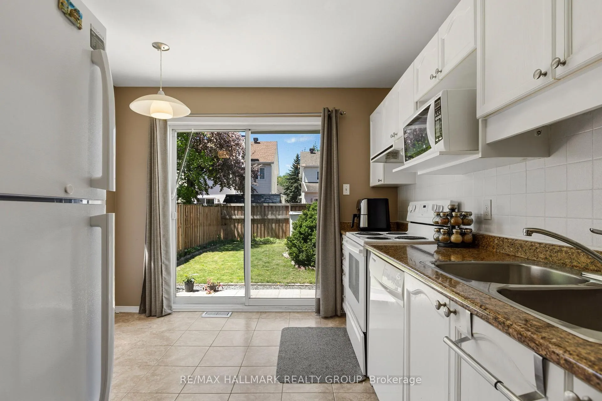 Photo 10 of 290 Stoneway Drive, Ottawa, Barrhaven East — HOMEH