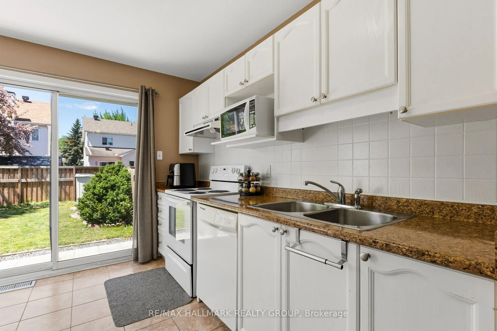 Photo 11 of 290 Stoneway Drive, Ottawa, Barrhaven East — HOMEH