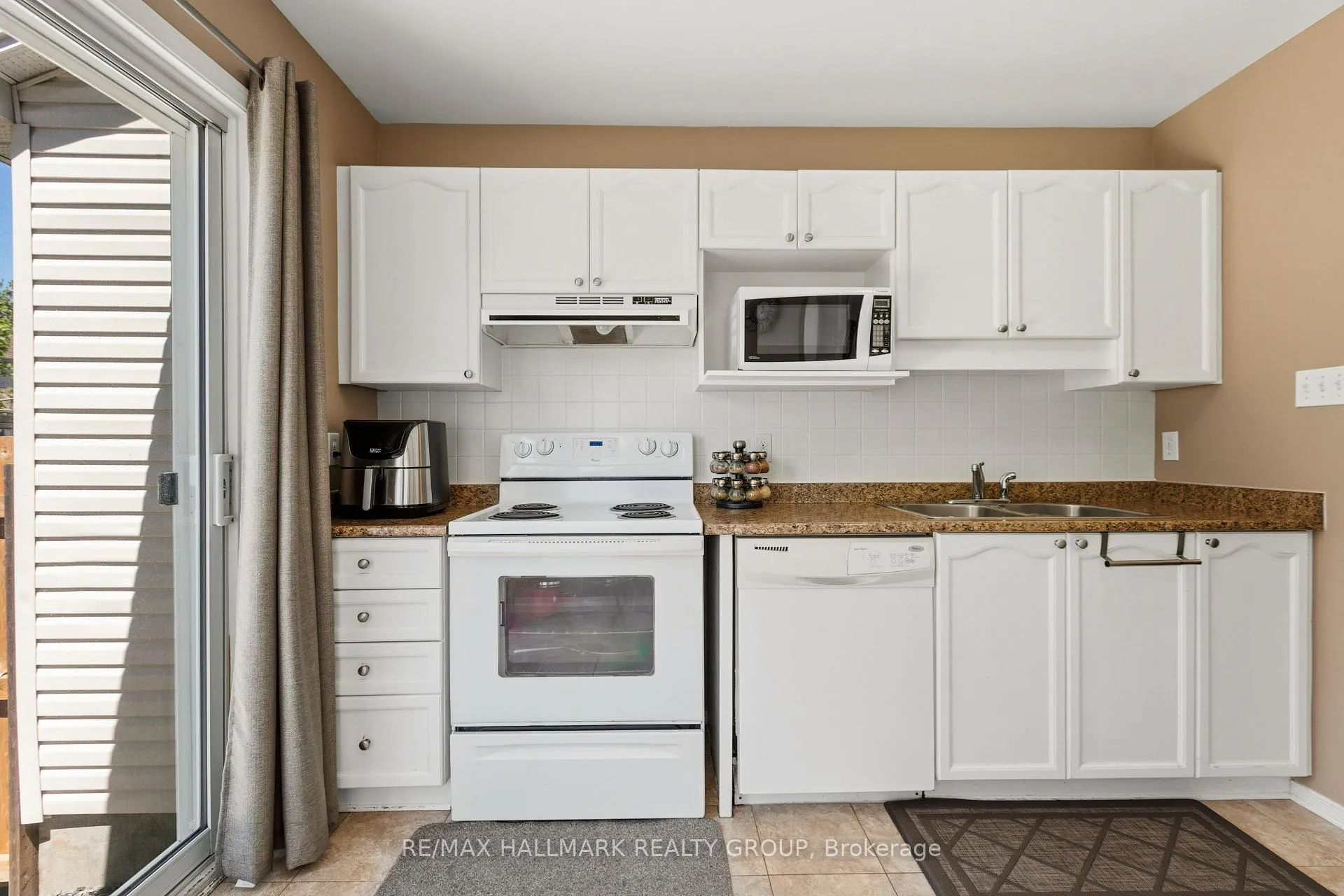 Photo 13 of 290 Stoneway Drive, Ottawa, Barrhaven East — HOMEH