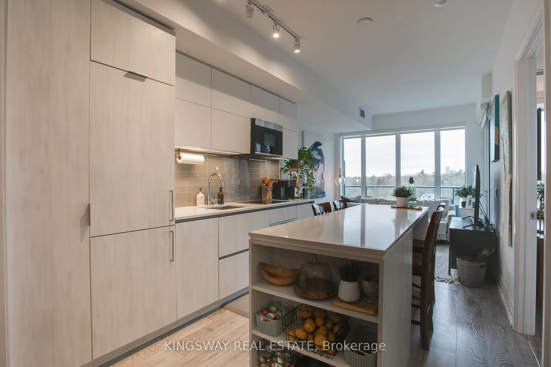 Photo 8 of 21 Park Street, Mississauga, Port Credit — HOMEH