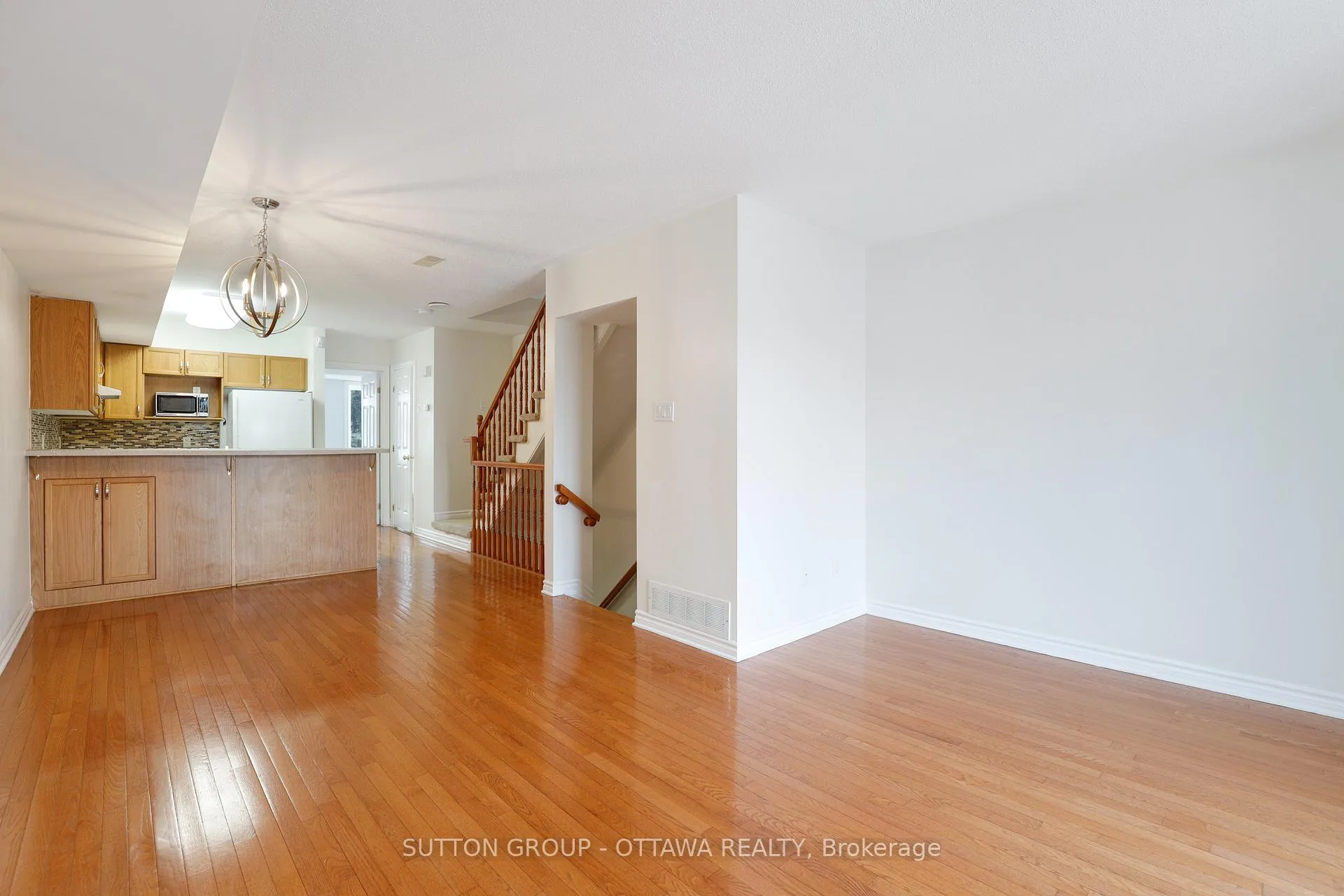 Photo 13 of 115 Tall Pines Private, Ottawa, Leslie Park — HOMEH