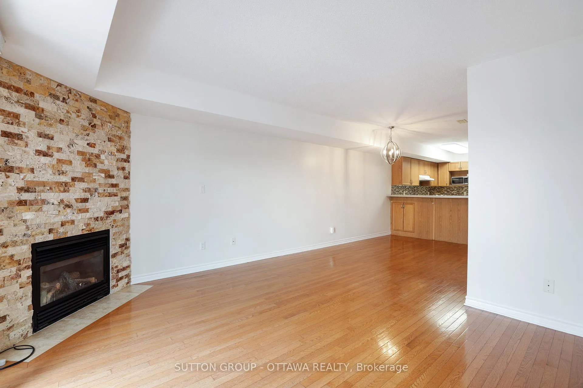 Photo 14 of 115 Tall Pines Private, Ottawa, Leslie Park — HOMEH