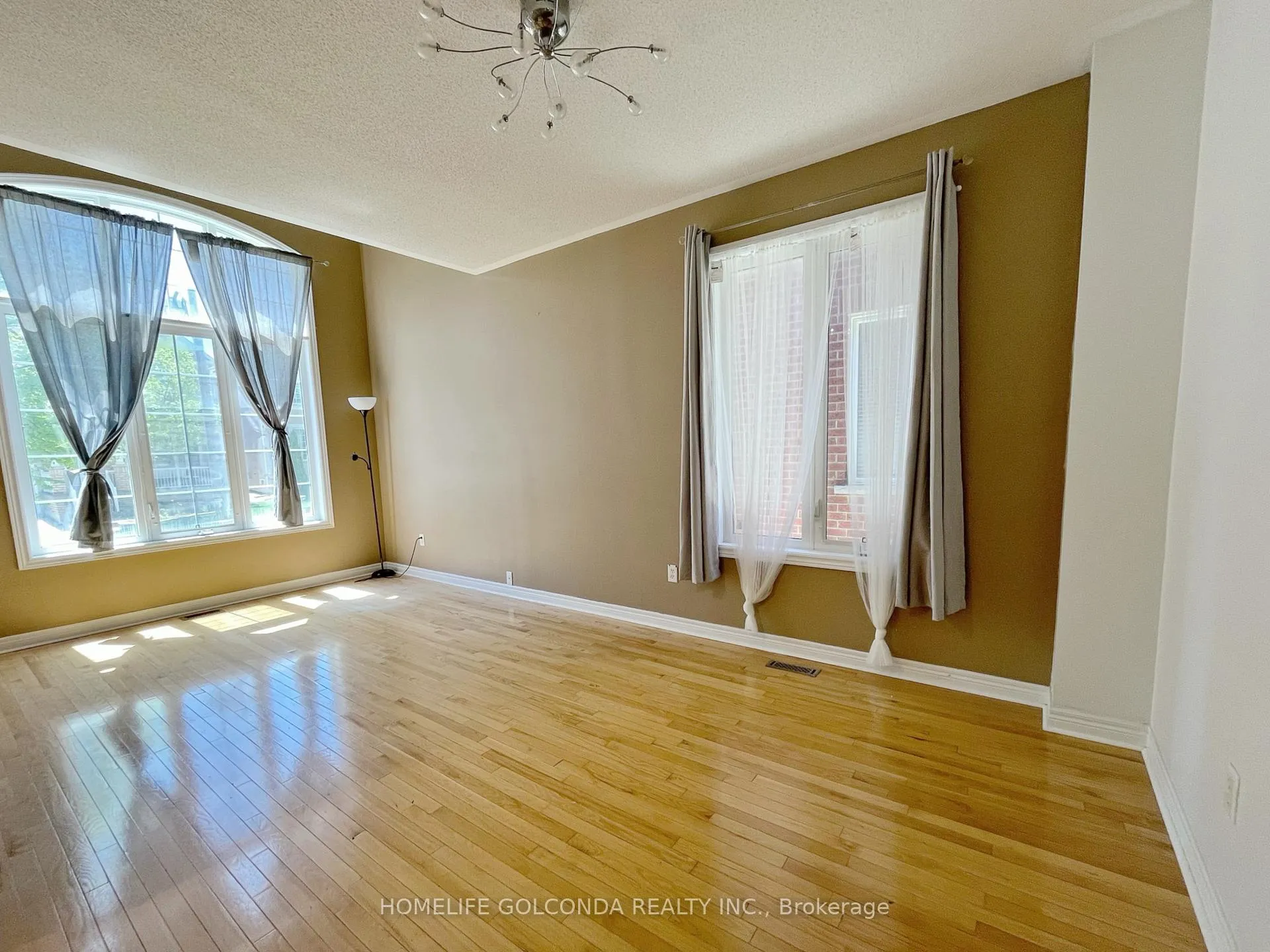 Photo 3 of 28 Barnstone Drive, Markham, Wismer — HOMEH