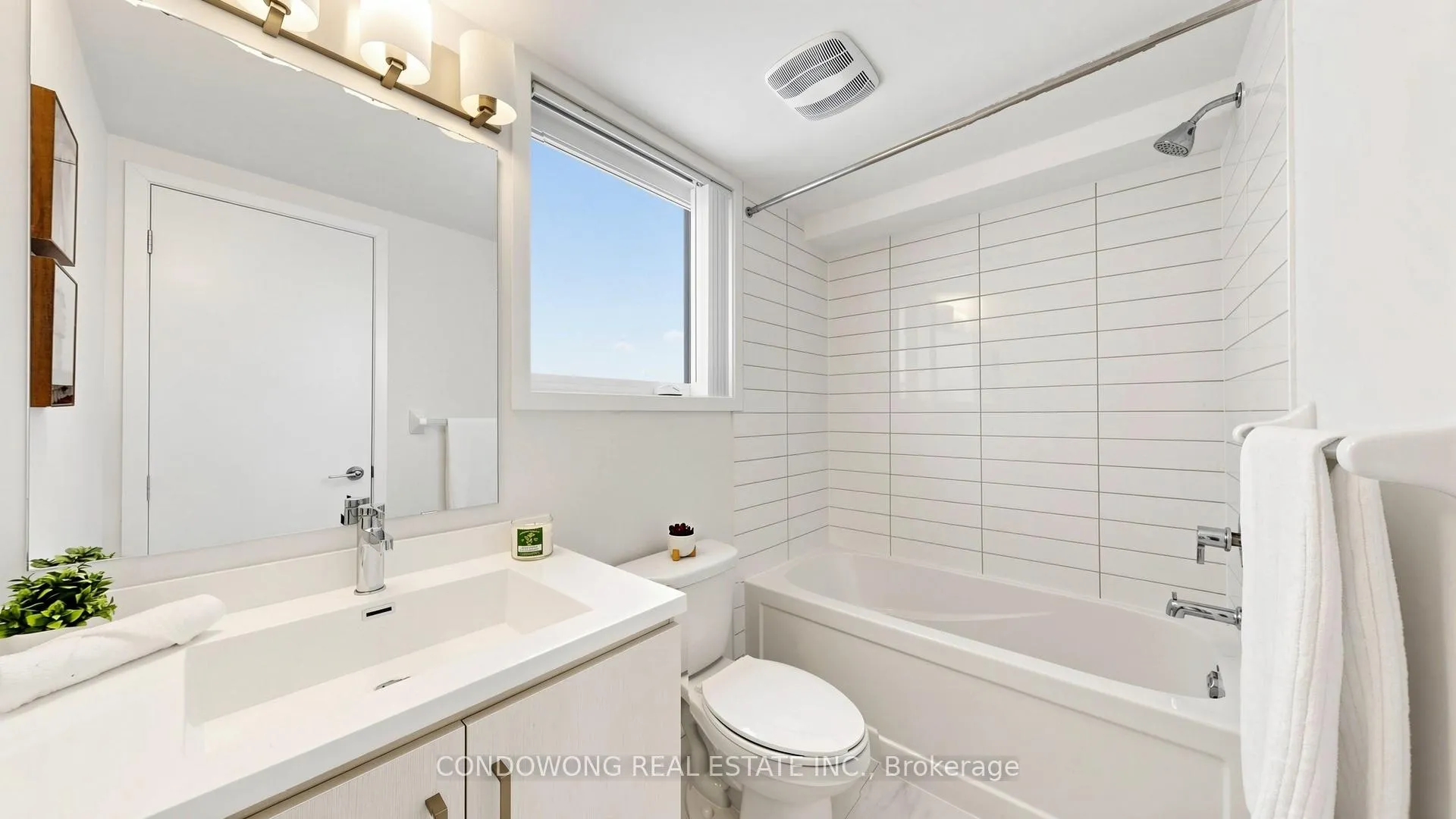 Photo 12 of Unit 49, 31 Honeycrisp Crescent, Vaughan, Vaughan Corporate Centre — HOMEH