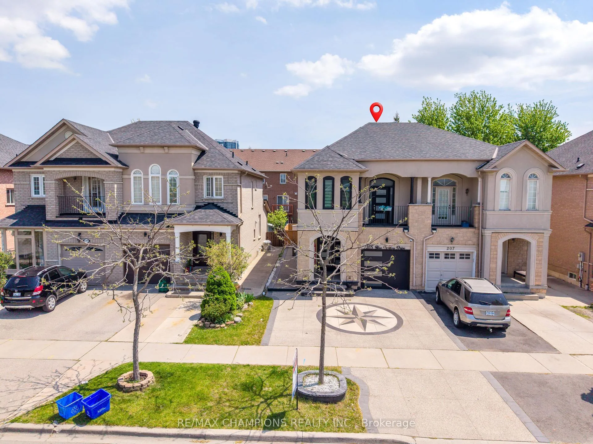 Photo 3 of 205 Blue Willow Drive, Vaughan, East Woodbridge — HOMEH