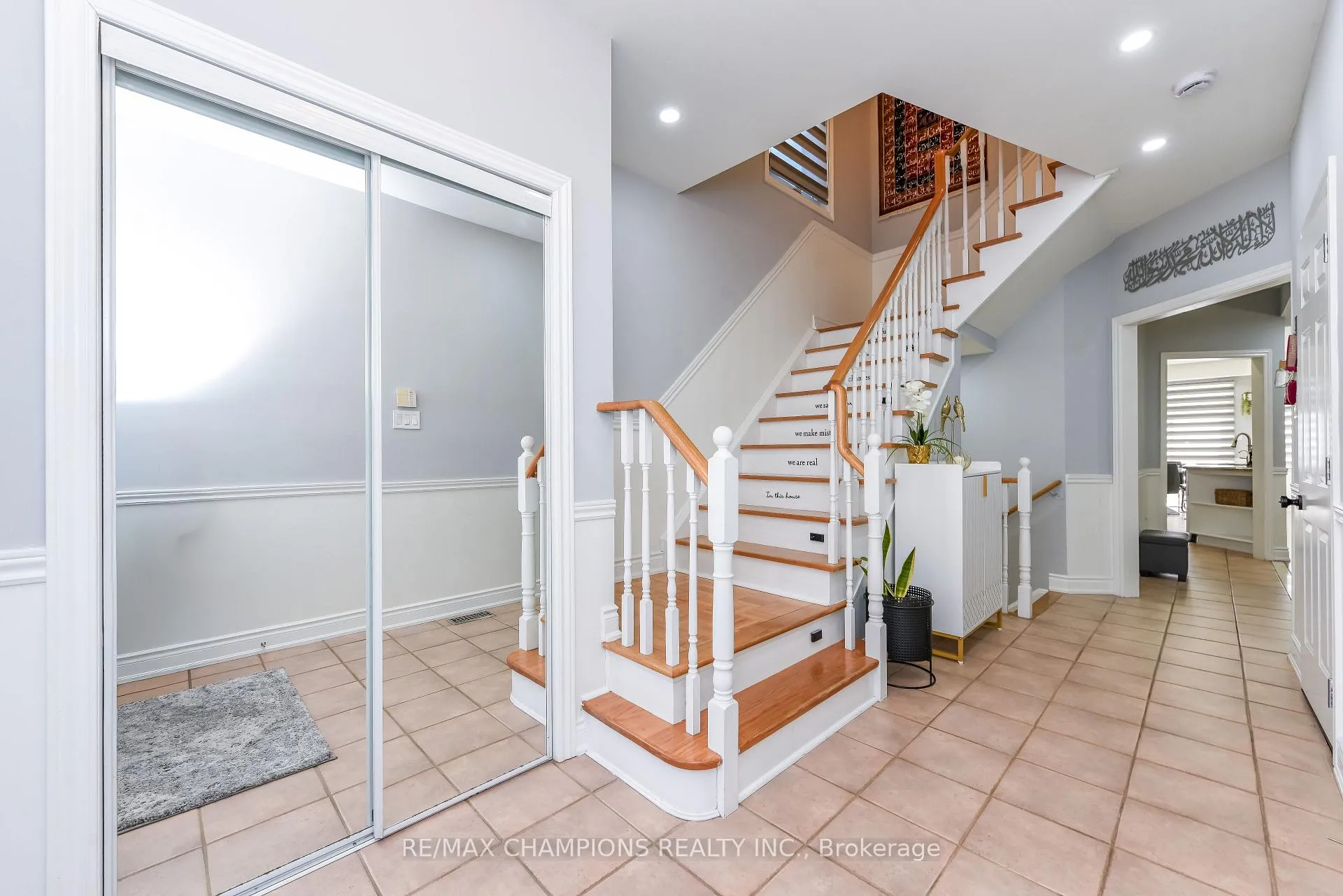Photo 7 of 205 Blue Willow Drive, Vaughan, East Woodbridge — HOMEH