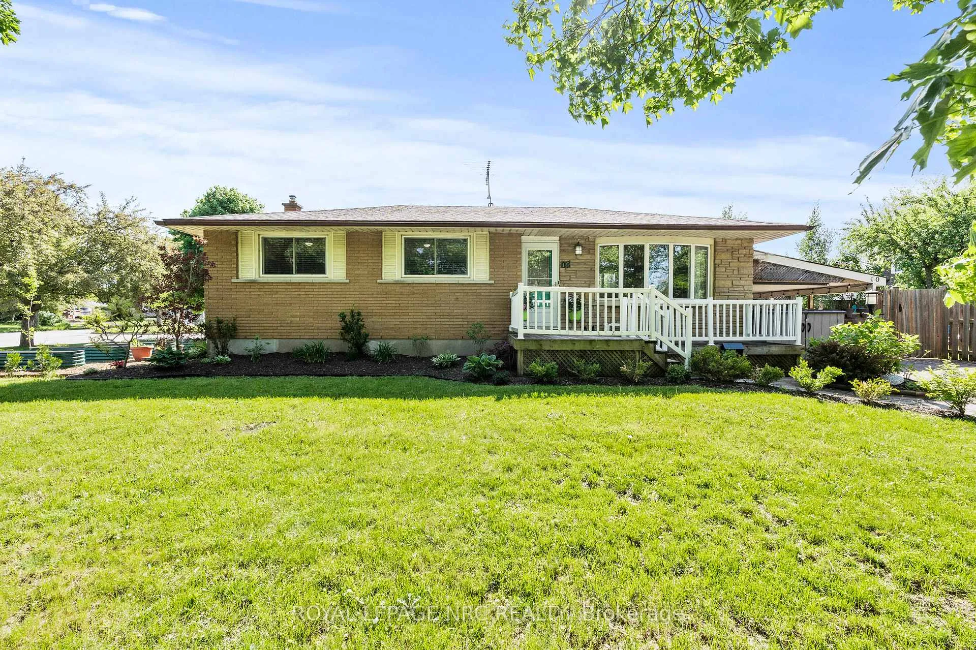 Photo 1 of 10 Ancaster Boulevard, St. Catharines, Carlton/Bunting — HOMEH