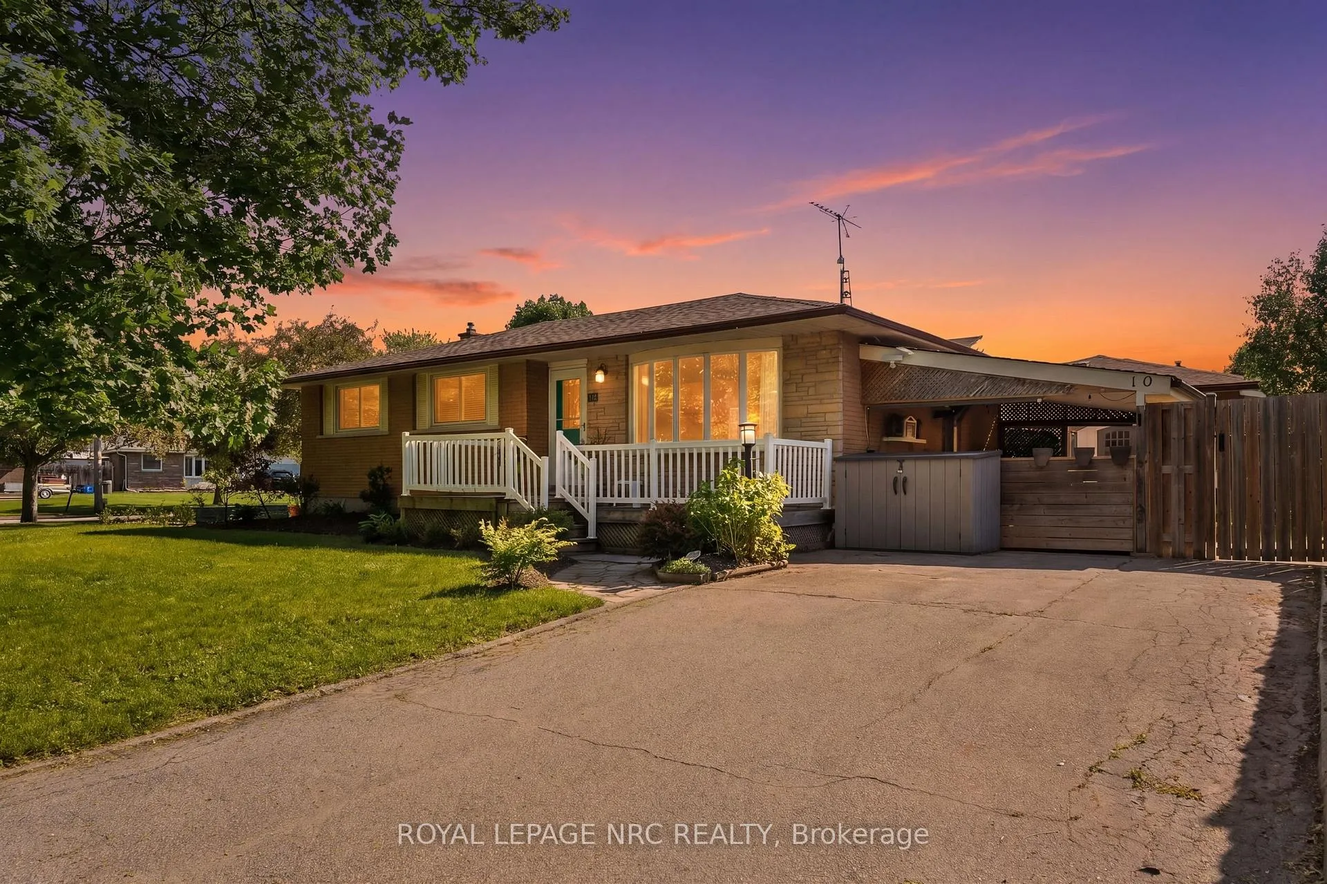 Photo 2 of 10 Ancaster Boulevard, St. Catharines, Carlton/Bunting — HOMEH