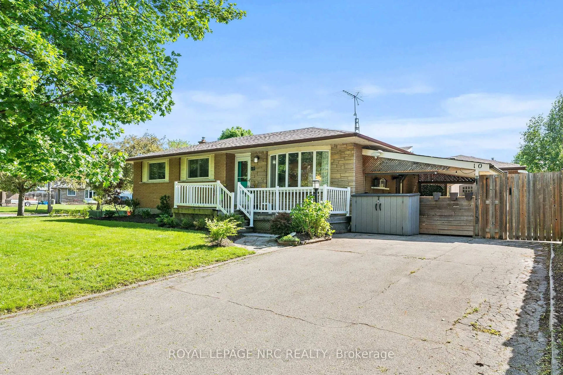 Photo 3 of 10 Ancaster Boulevard, St. Catharines, Carlton/Bunting — HOMEH
