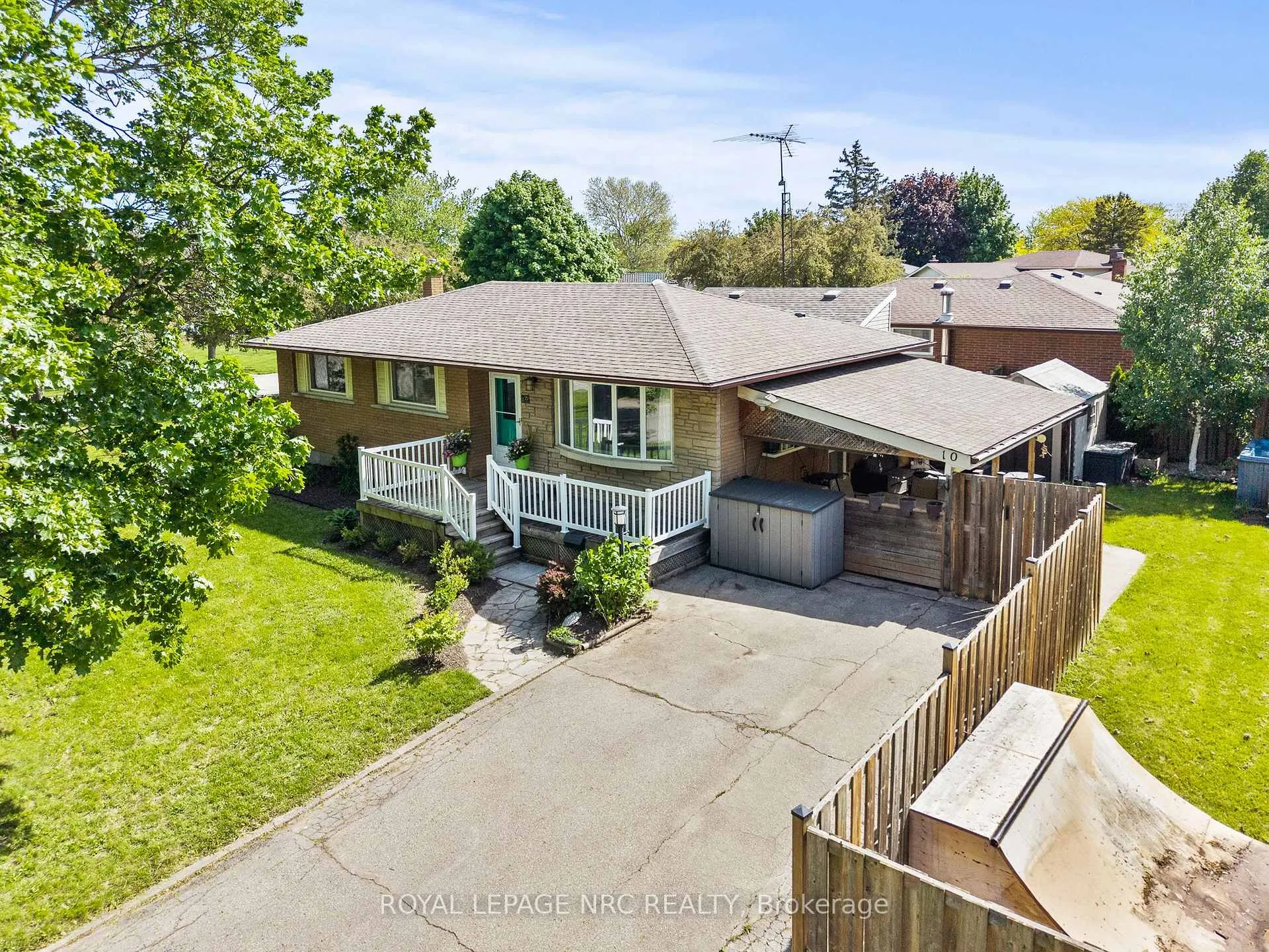Photo 4 of 10 Ancaster Boulevard, St. Catharines, Carlton/Bunting — HOMEH