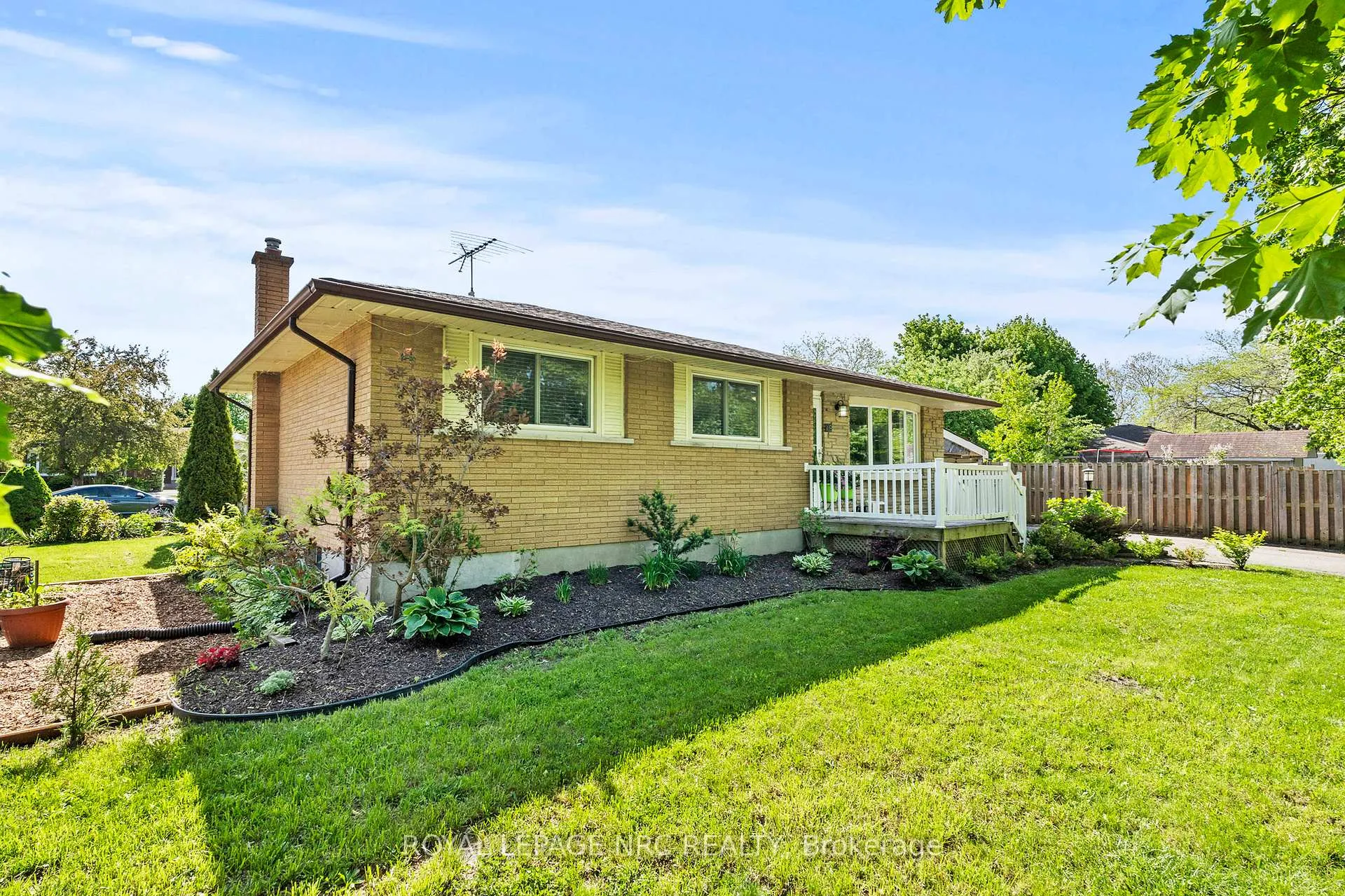 Photo 5 of 10 Ancaster Boulevard, St. Catharines, Carlton/Bunting — HOMEH