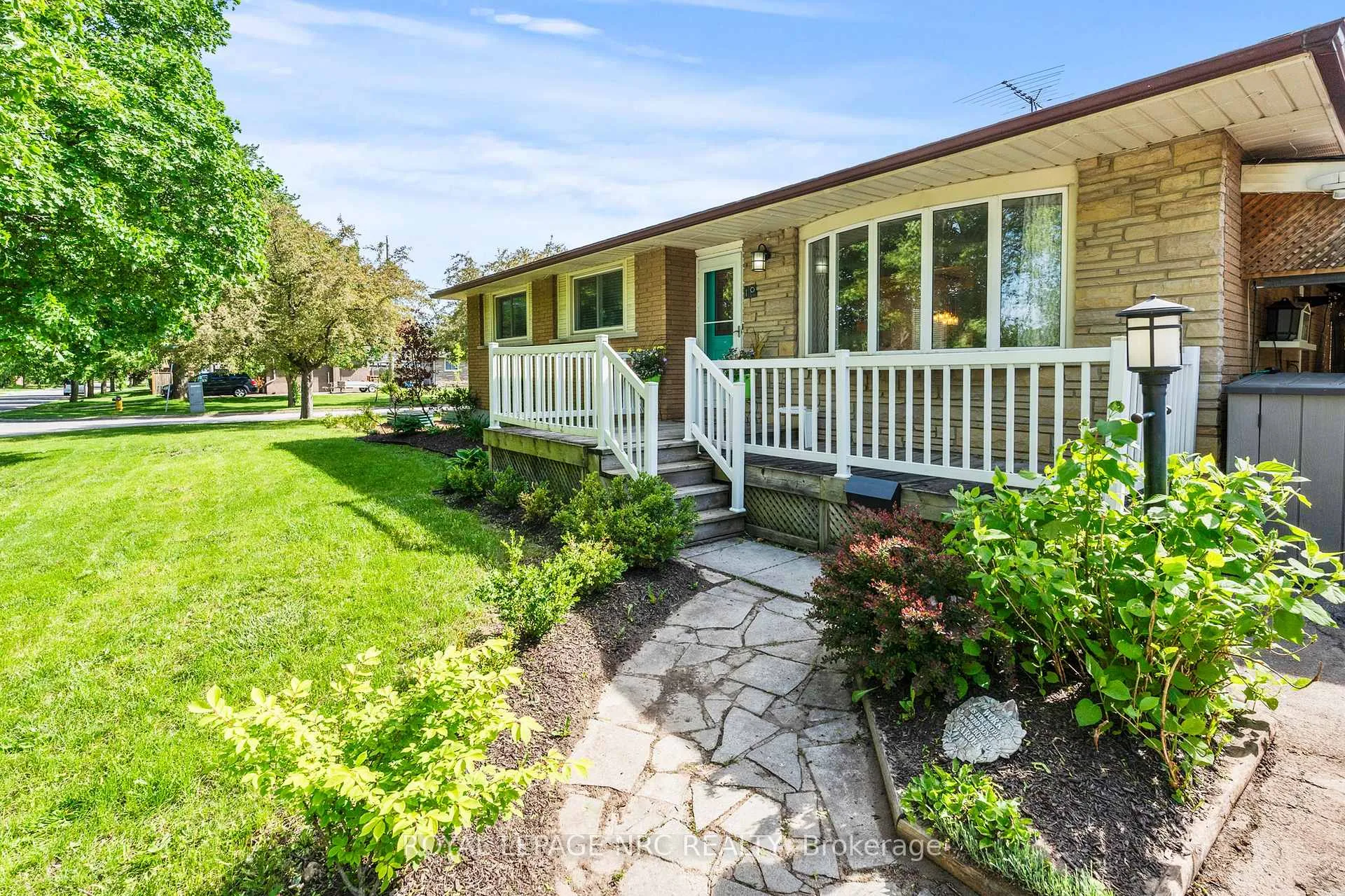 Photo 6 of 10 Ancaster Boulevard, St. Catharines, Carlton/Bunting — HOMEH