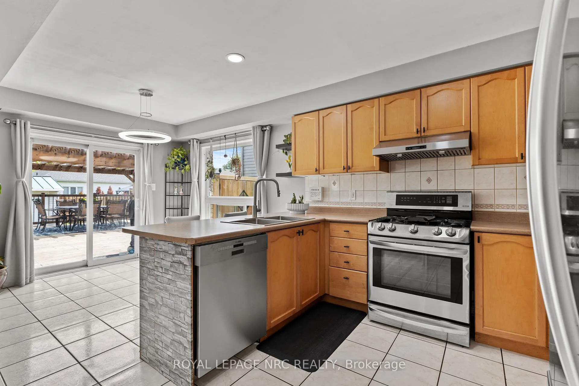 Photo 12 of 40 Longfellow Avenue, St. Catharines, Haig — HOMEH