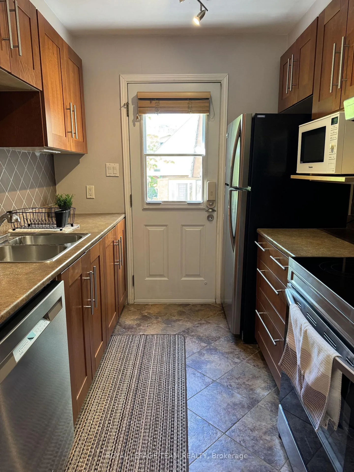 Photo 10 of Unit B, 21 Woodvale Green, Ottawa, Craig Henry/Woodvale — HOMEH