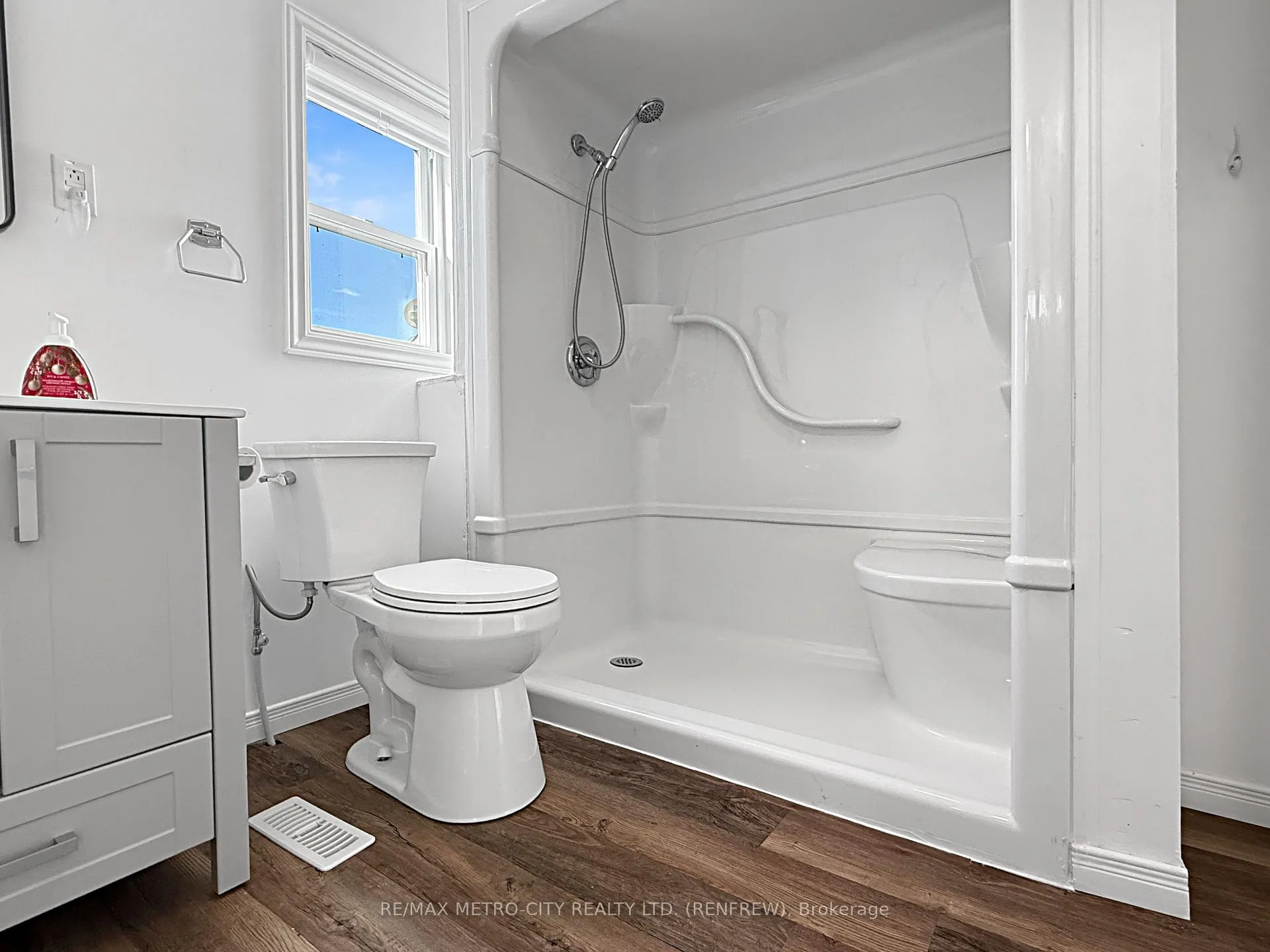 Photo 16 of 597 Fortington Street, Renfrew — HOMEH