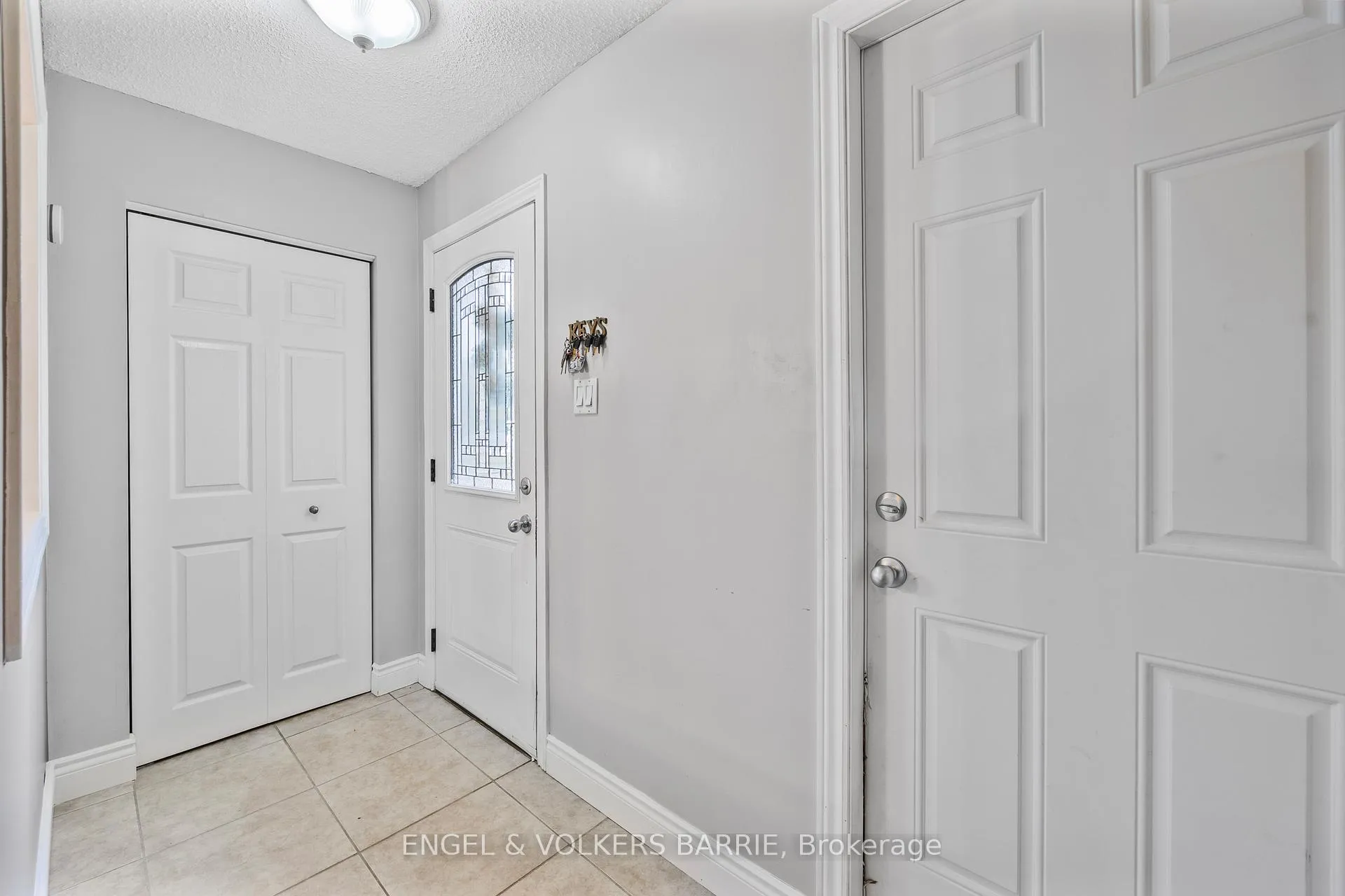 Photo 4 of 1 Aspen Court, Hamilton, Waterdown — HOMEH