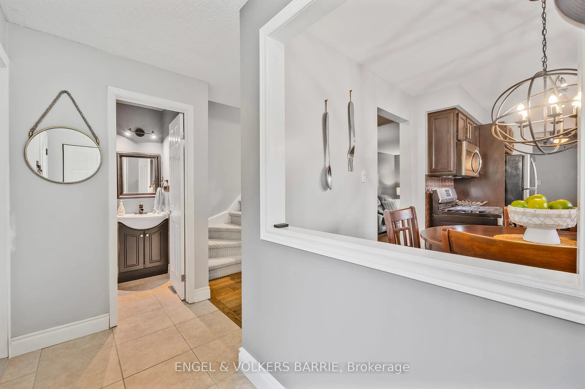 Photo 5 of 1 Aspen Court, Hamilton, Waterdown — HOMEH