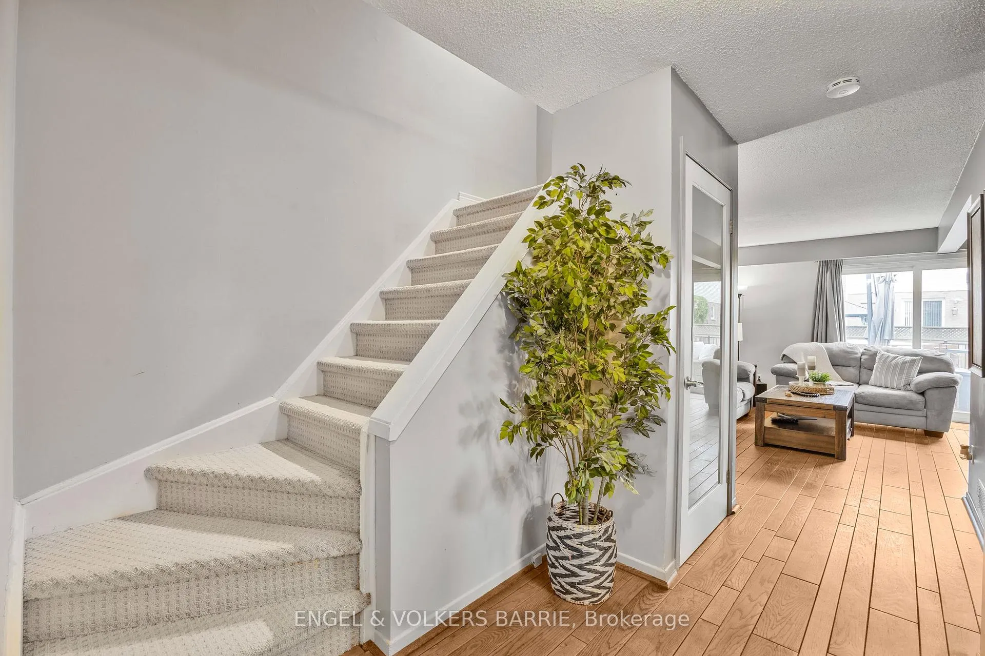 Photo 6 of 1 Aspen Court, Hamilton, Waterdown — HOMEH