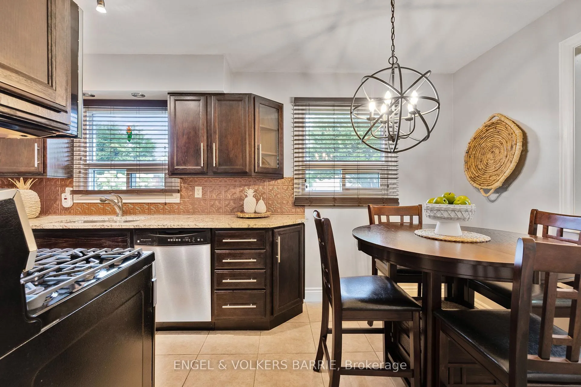 Photo 12 of 1 Aspen Court, Hamilton, Waterdown — HOMEH