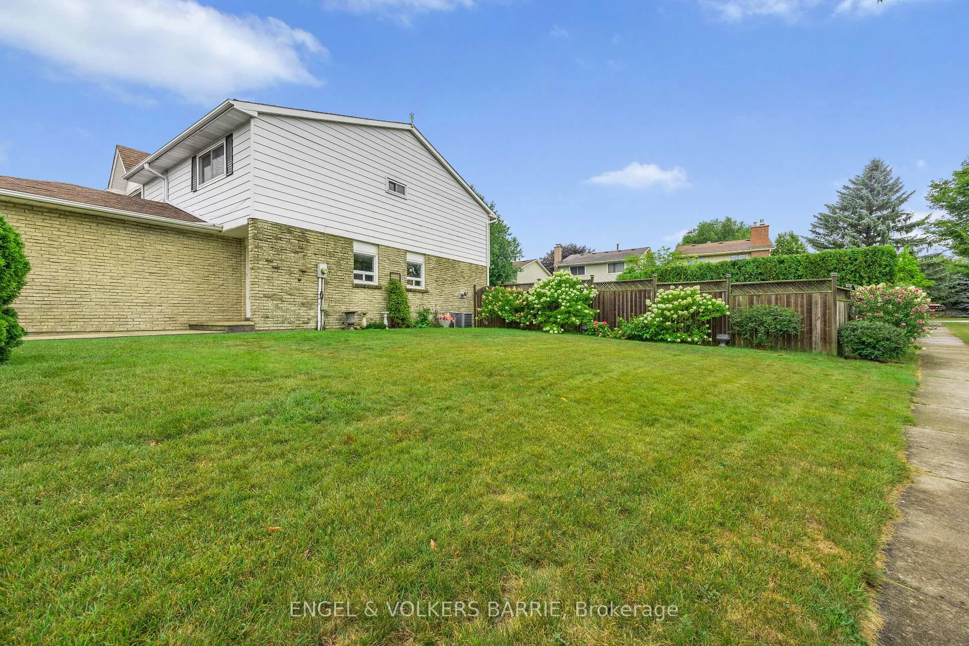 Photo 33 of 1 Aspen Court, Hamilton, Waterdown — HOMEH