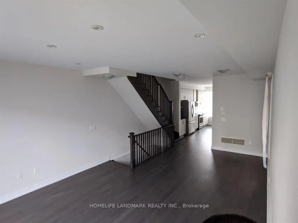 Photo 8 of 169 Salterton Circle, Vaughan, Rural Vaughan — HOMEH