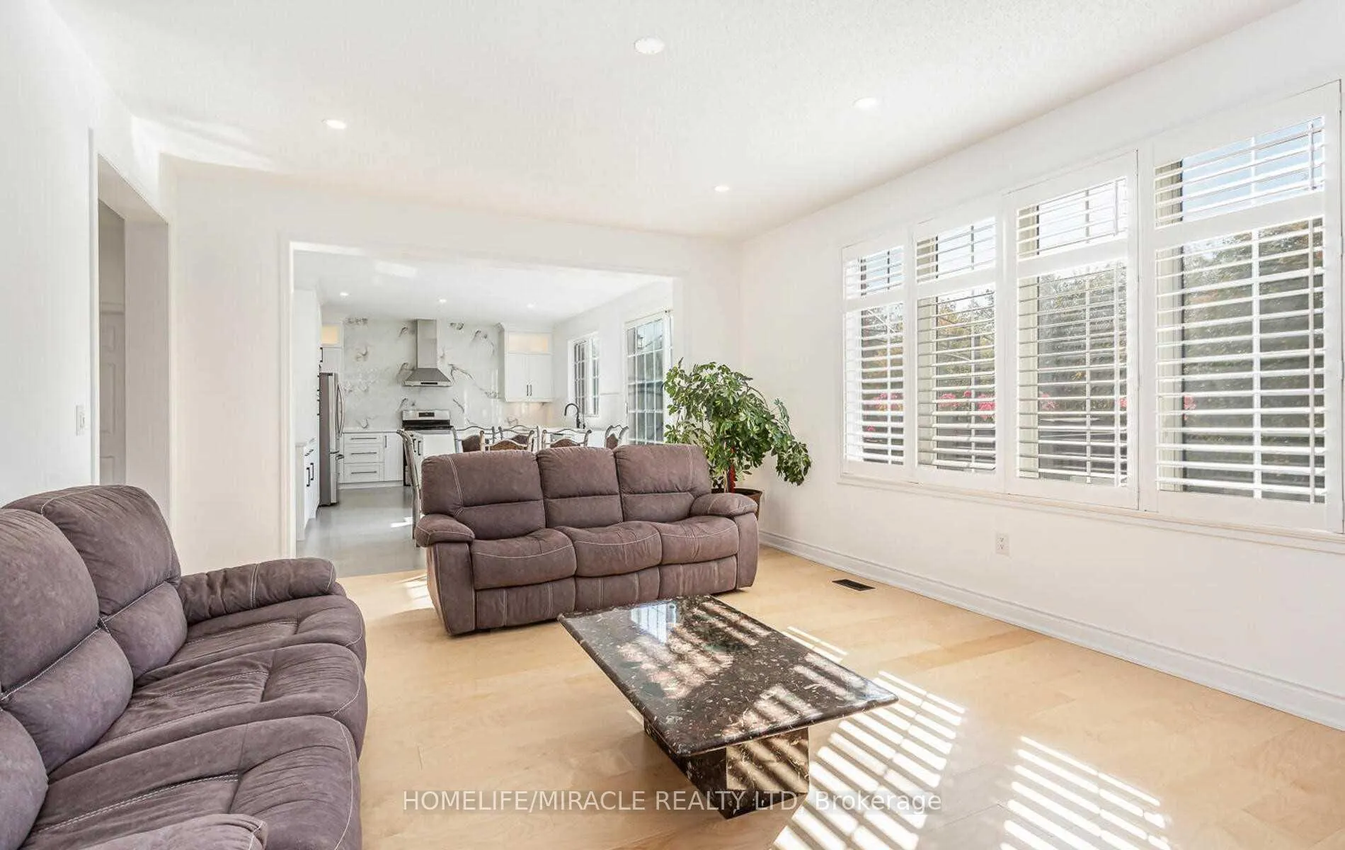 Photo 9 of 1 Pali Drive, Brampton, Vales of Castlemore — HOMEH