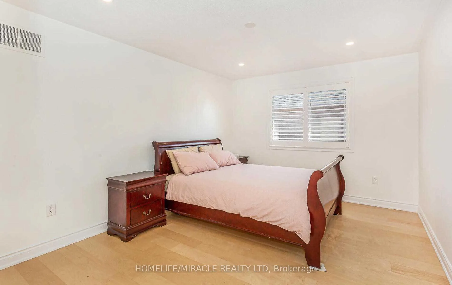 Photo 27 of 1 Pali Drive, Brampton, Vales of Castlemore — HOMEH