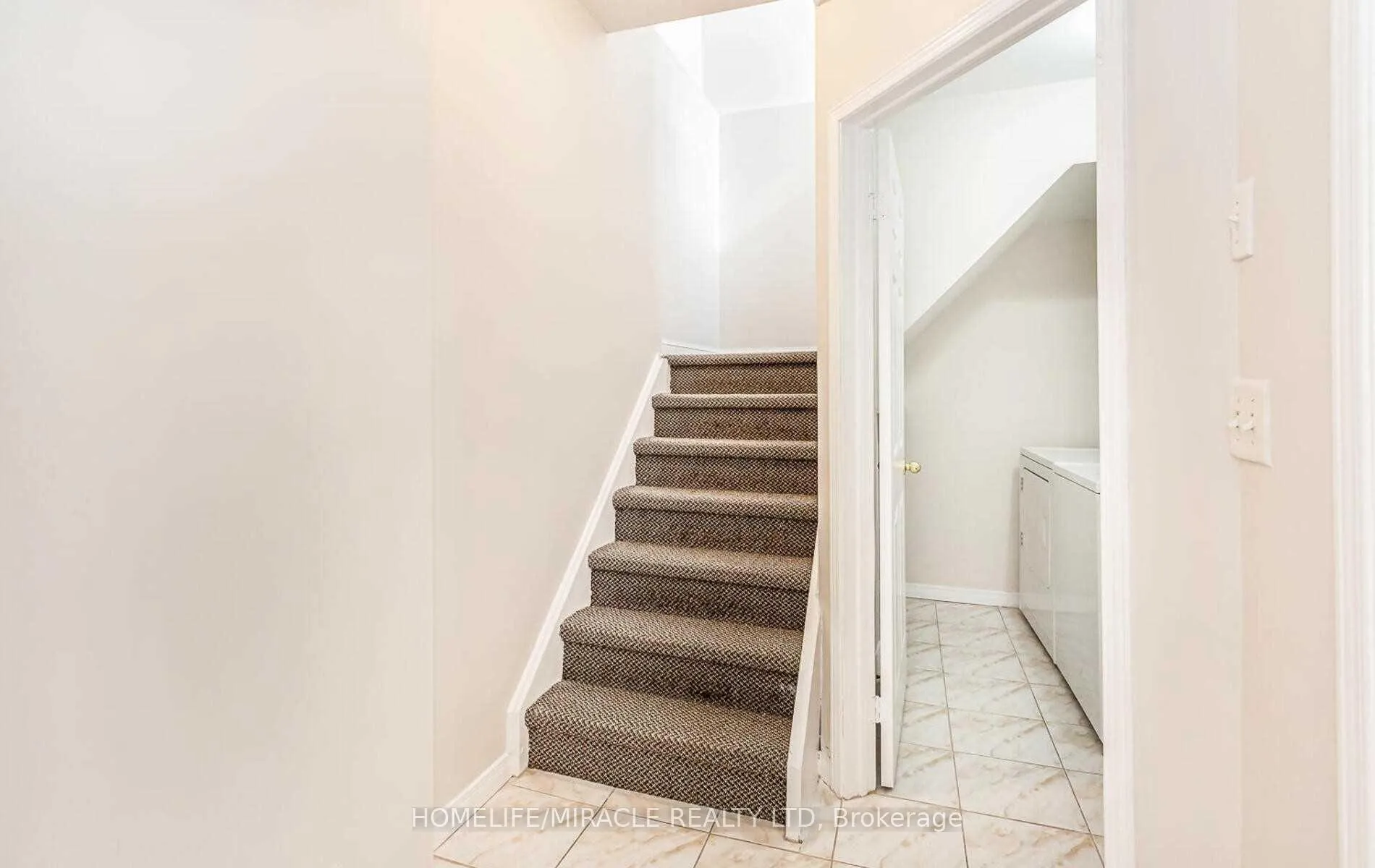 Photo 31 of 1 Pali Drive, Brampton, Vales of Castlemore — HOMEH