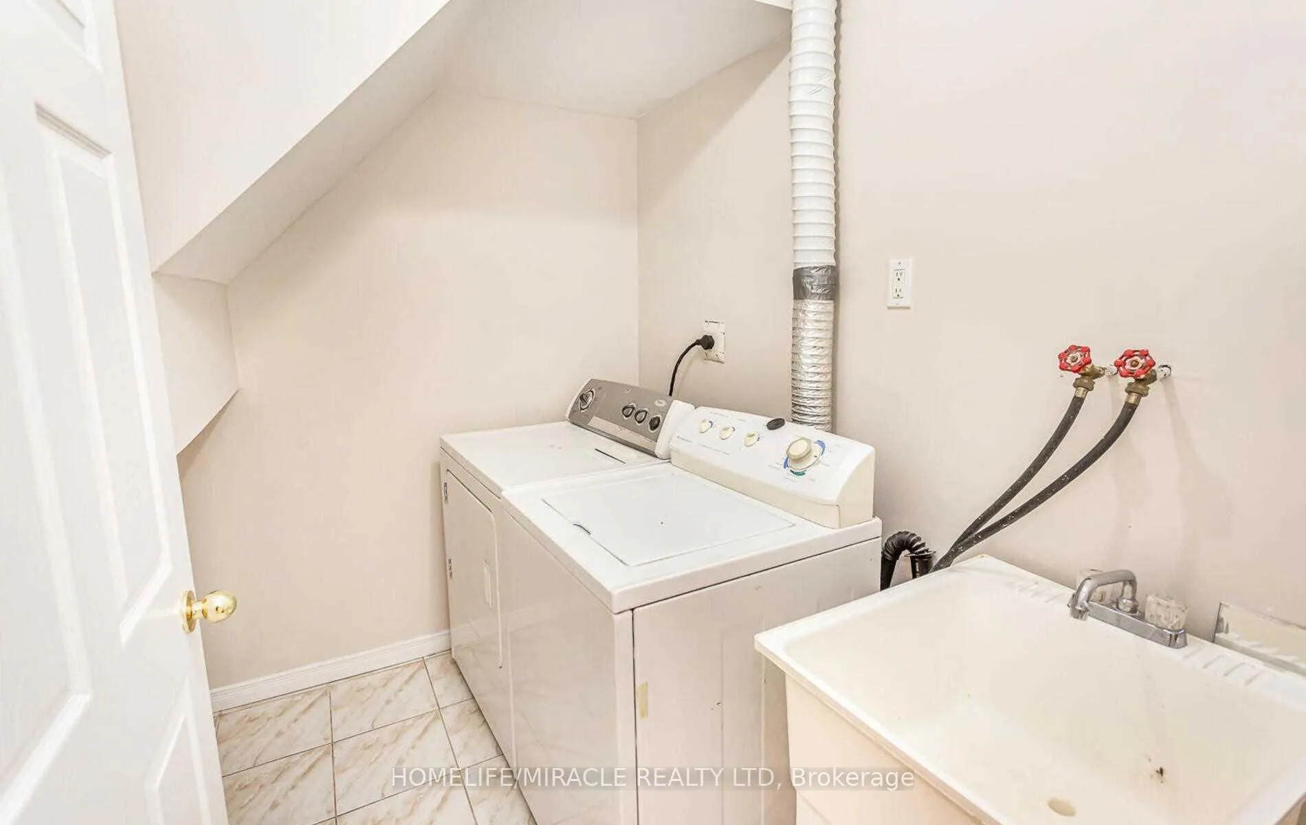 Photo 37 of 1 Pali Drive, Brampton, Vales of Castlemore — HOMEH
